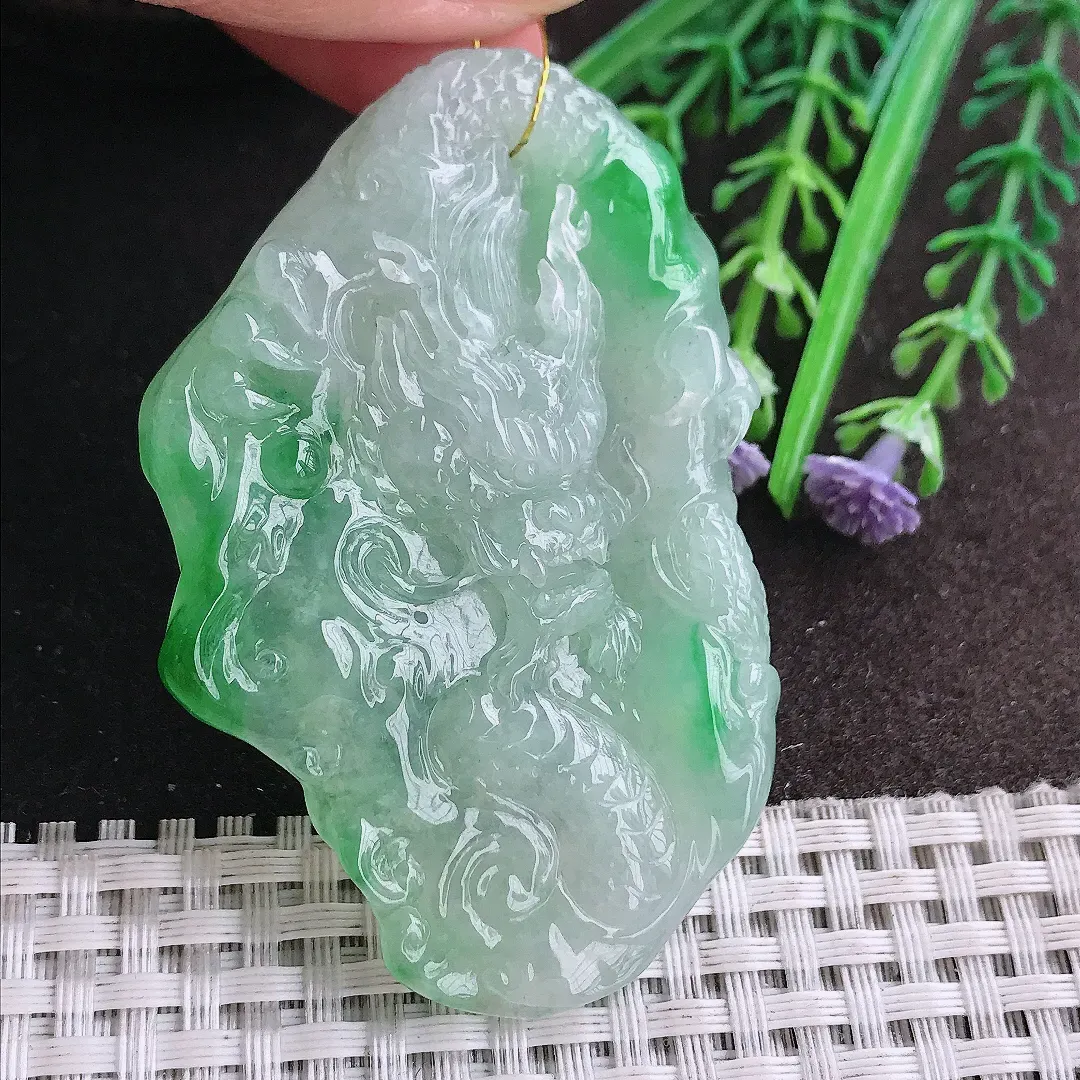 实拍A货翡翠66/42/10.8老坑冰胶水灵飘阳绿龙牌吊坠翡翠挂件