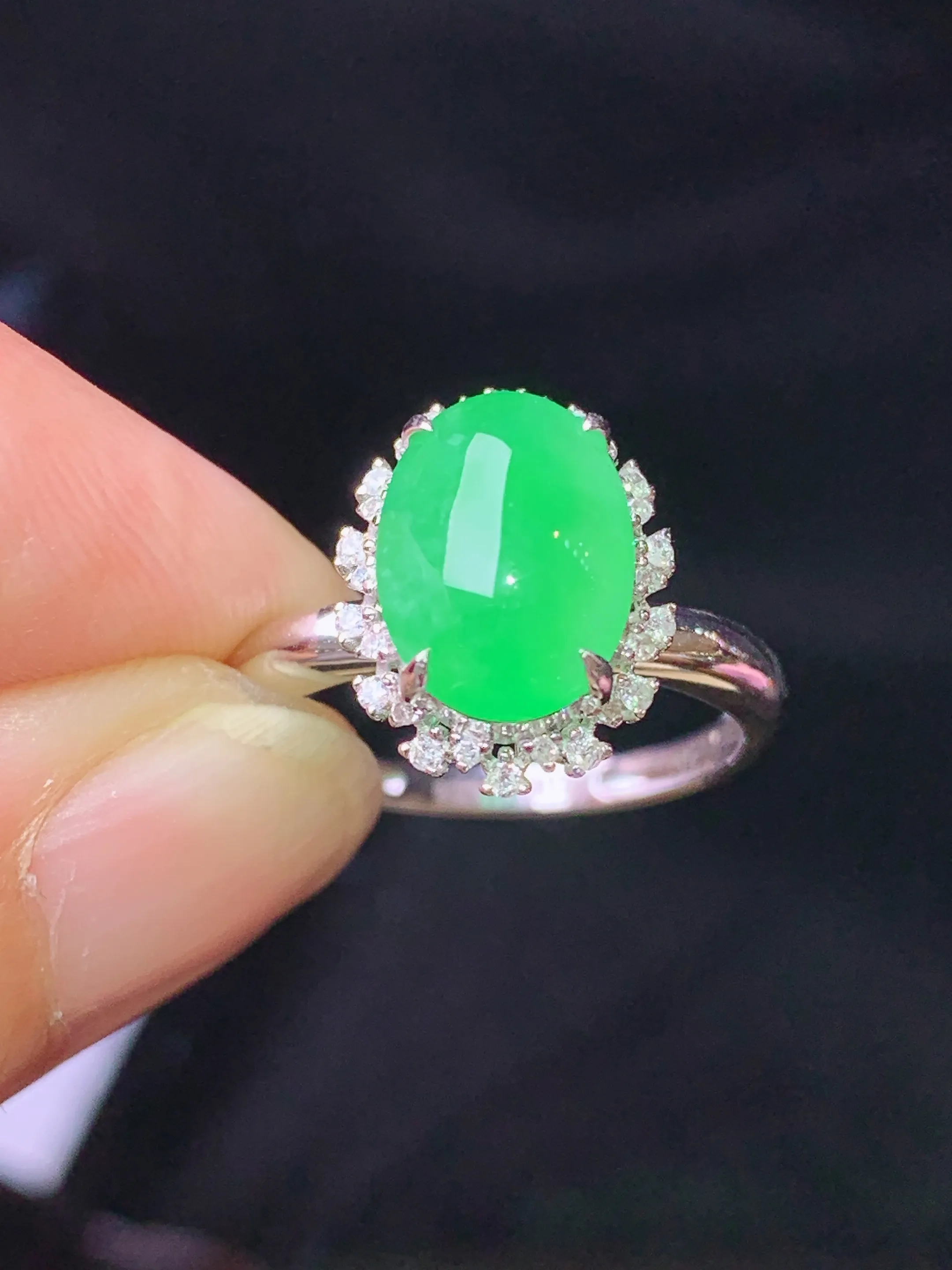 18k金钻镶嵌翠绿蛋面戒指 玉质细腻 色泽清新艳丽 圈口13.5 整体尺寸13.3*10.5*9.3