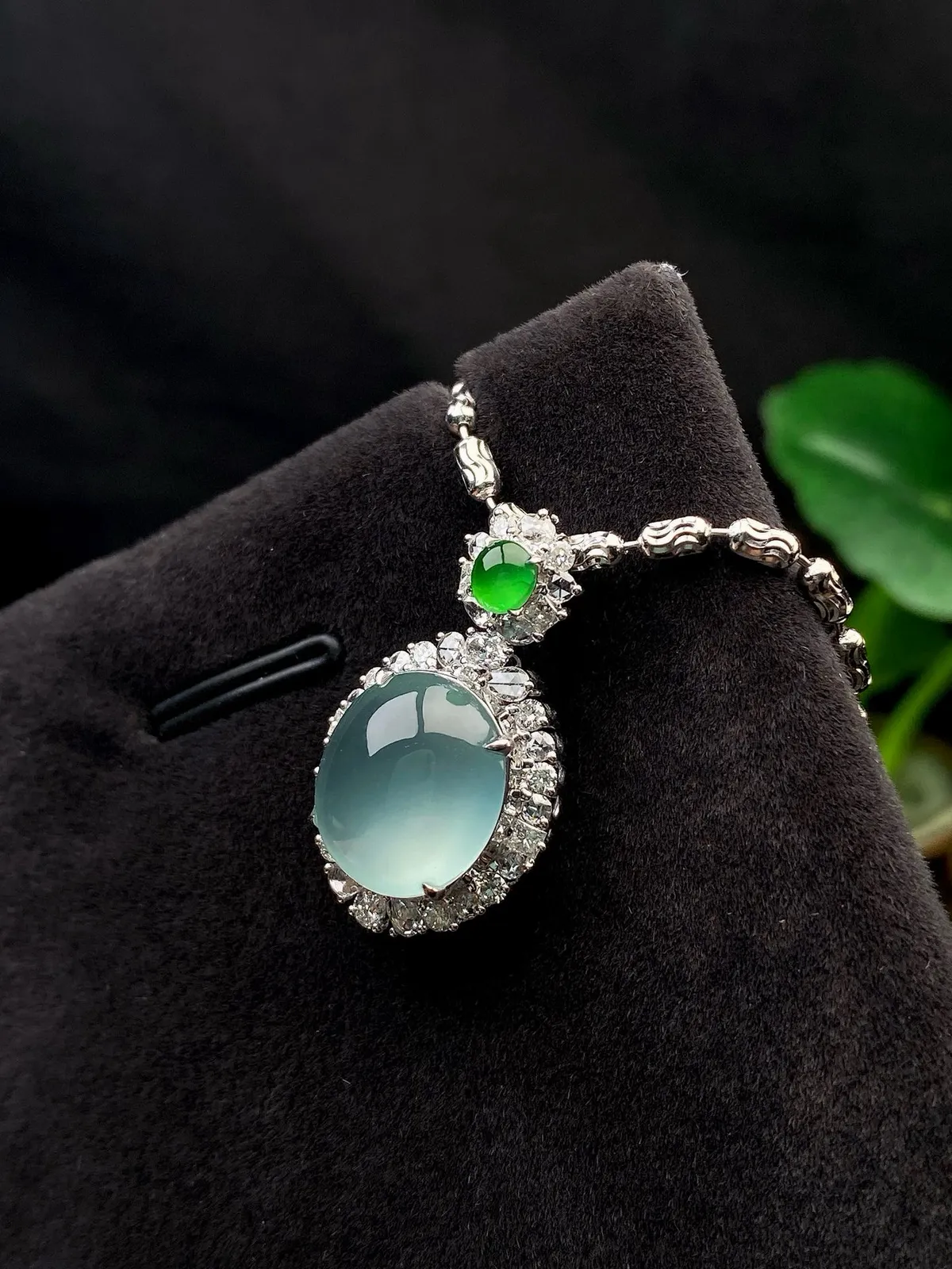 【冰种晴底蛋面吊坠】形状非常饱满，冰润通透，种老起光，胶感强烈。18K金钻镶嵌，裸石尺寸12.2*1