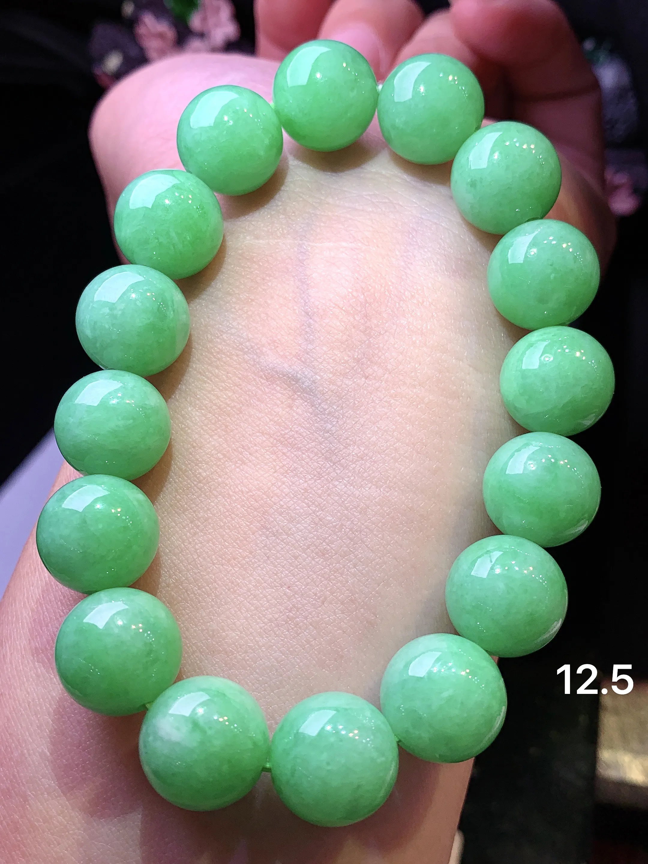 翠绿圆珠手链 玉质细腻 色泽清新艳丽 整体尺寸12.5