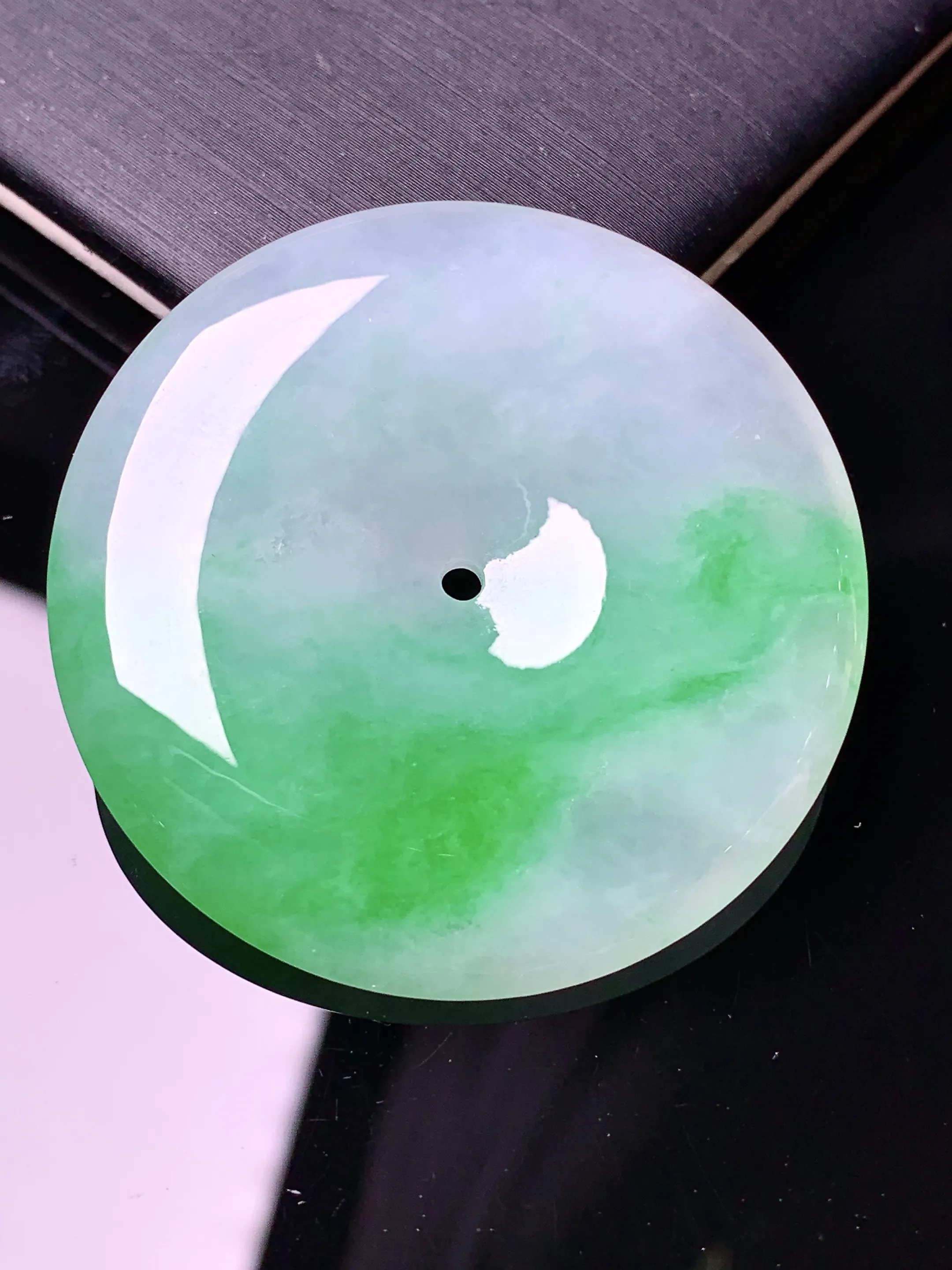 飘绿平安扣吊坠 玉质细腻 色泽清新艳丽 整体尺寸38.2*6