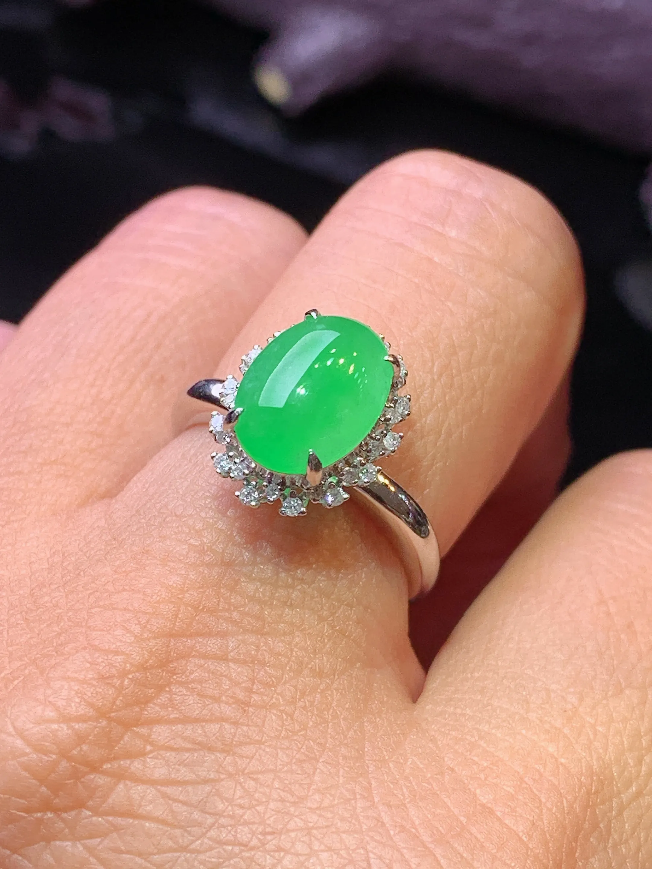 18k金钻镶嵌翠绿蛋面戒指 玉质细腻 色泽清新艳丽 圈口13.5 整体尺寸13.3*10.5*9.3