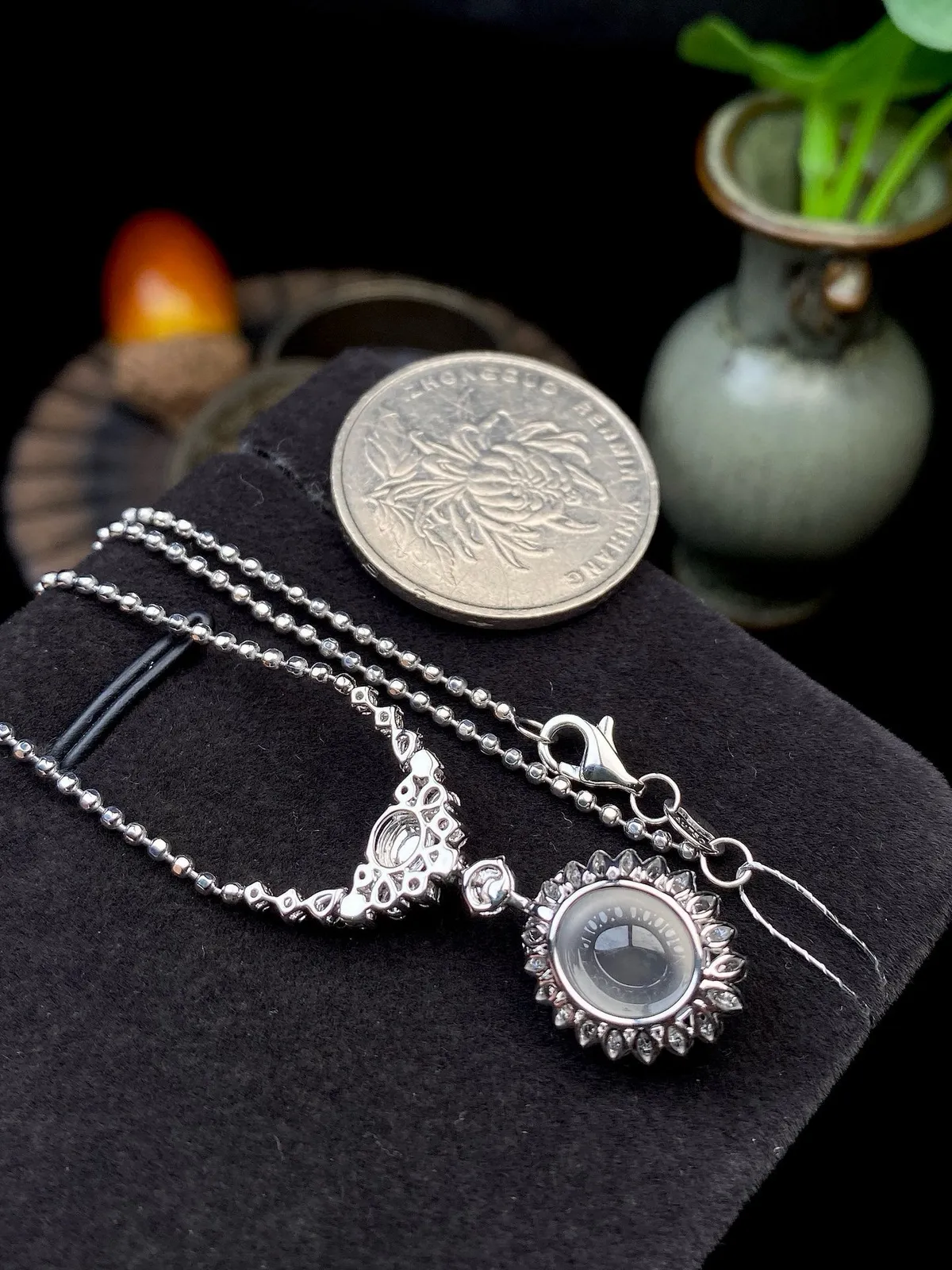 【冰种蛋面吊坠】形状非常饱满，冰润通透，种老起光，胶感强烈。18K金钻镶嵌，裸石尺寸9.8*8.8*4.6毫米