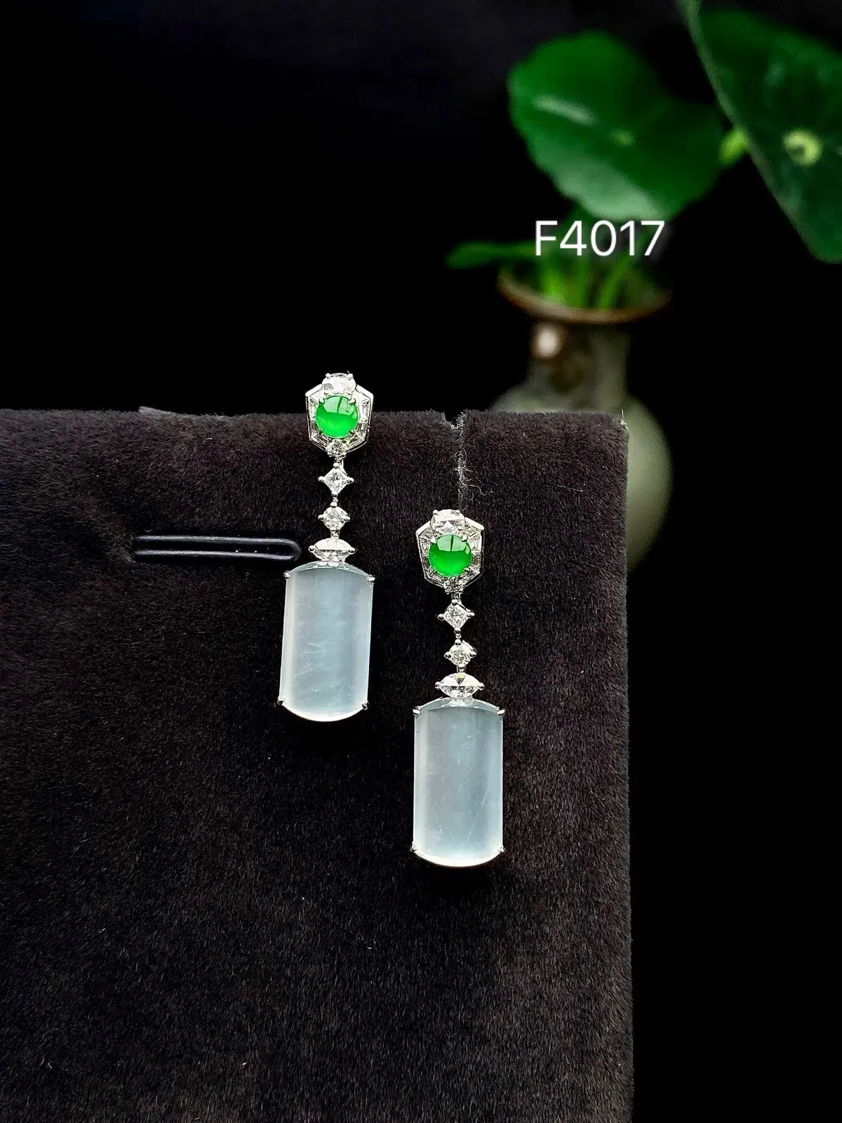 【冰种无事牌耳坠】质地细润，起刚起荧光，18K金钻镶嵌，裸石尺寸12.2*6.8*2.6毫米