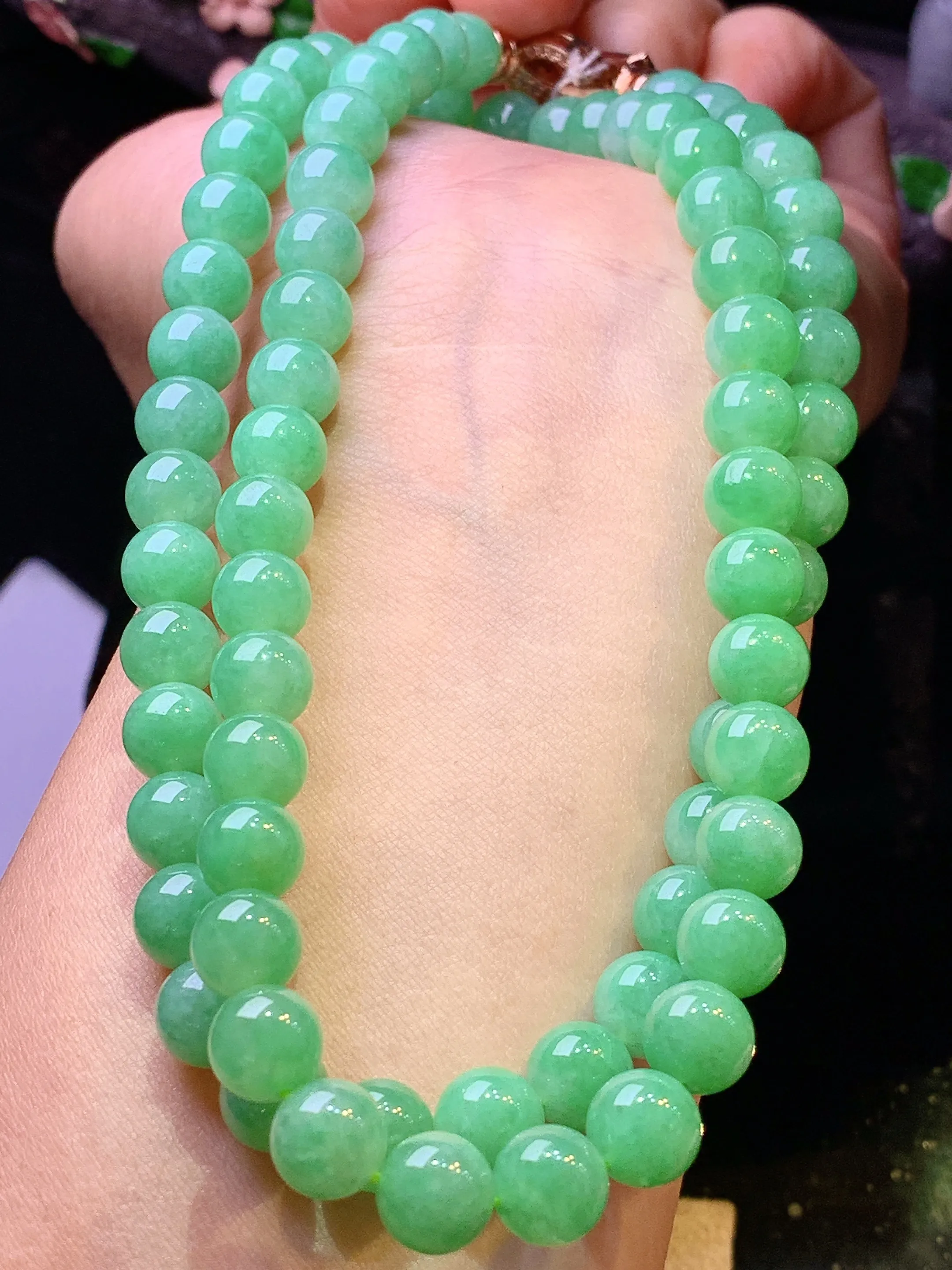 翠绿圆珠项链 玉质细腻 色泽清新艳丽 整体尺寸7.8