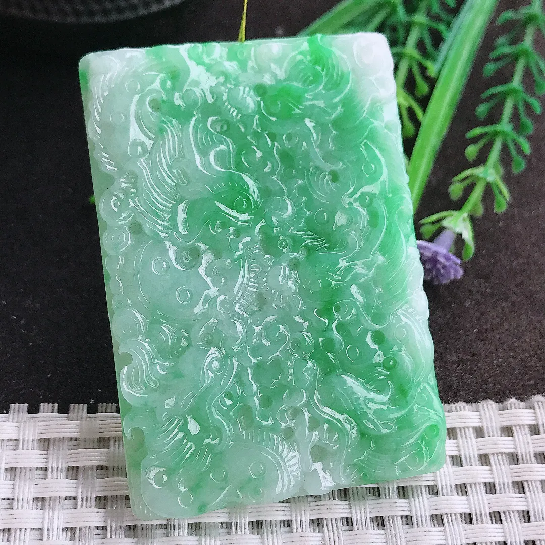 实拍A货翡翠61.8/43.5/6.8老坑精美冰润满绿九龙龙牌吊坠翡翠挂件