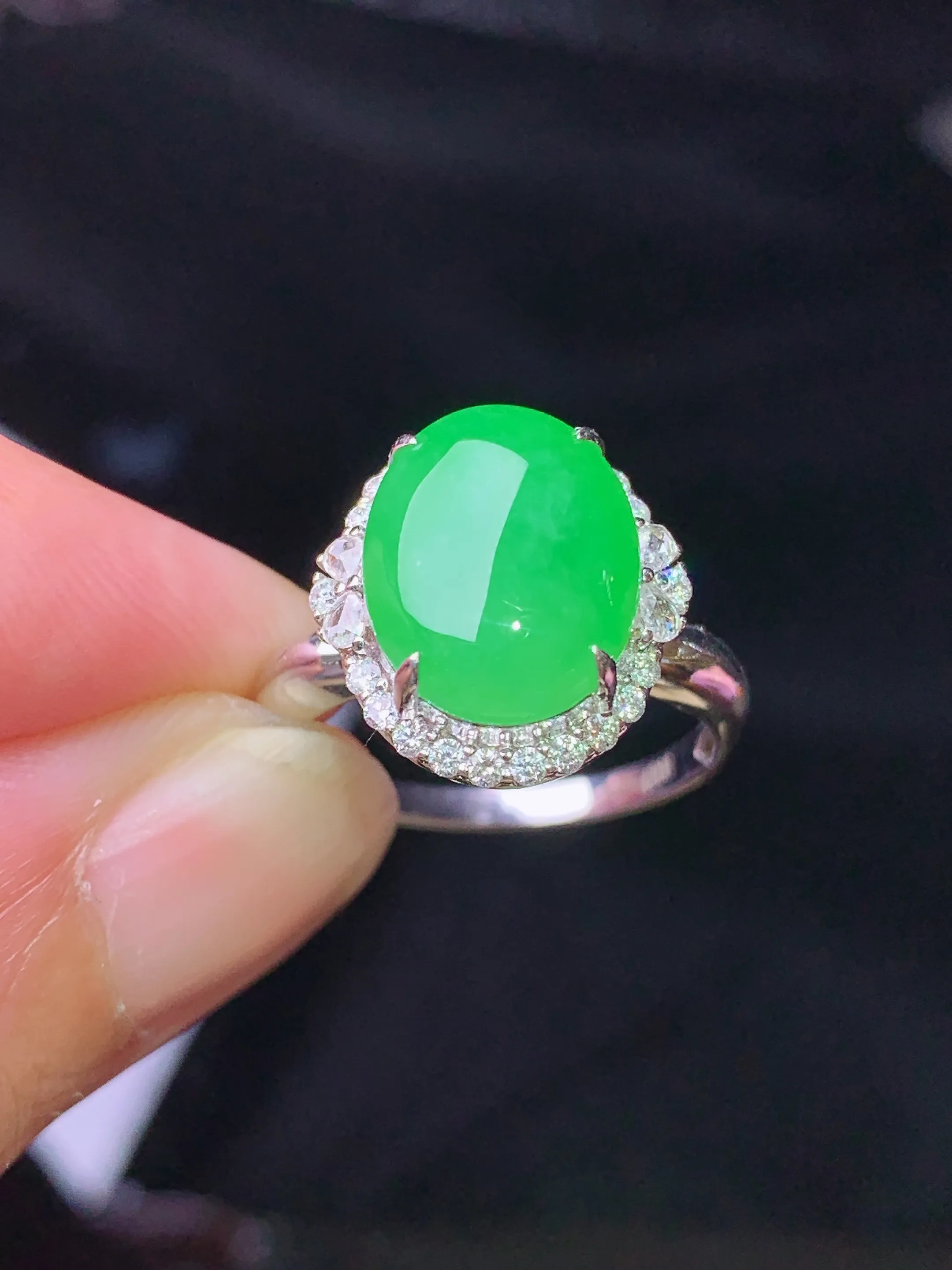 18k金钻镶嵌翠绿蛋面戒指  玉质细腻 色泽清新艳丽 圈口13.5 整体尺寸14.3*13.5*9.5