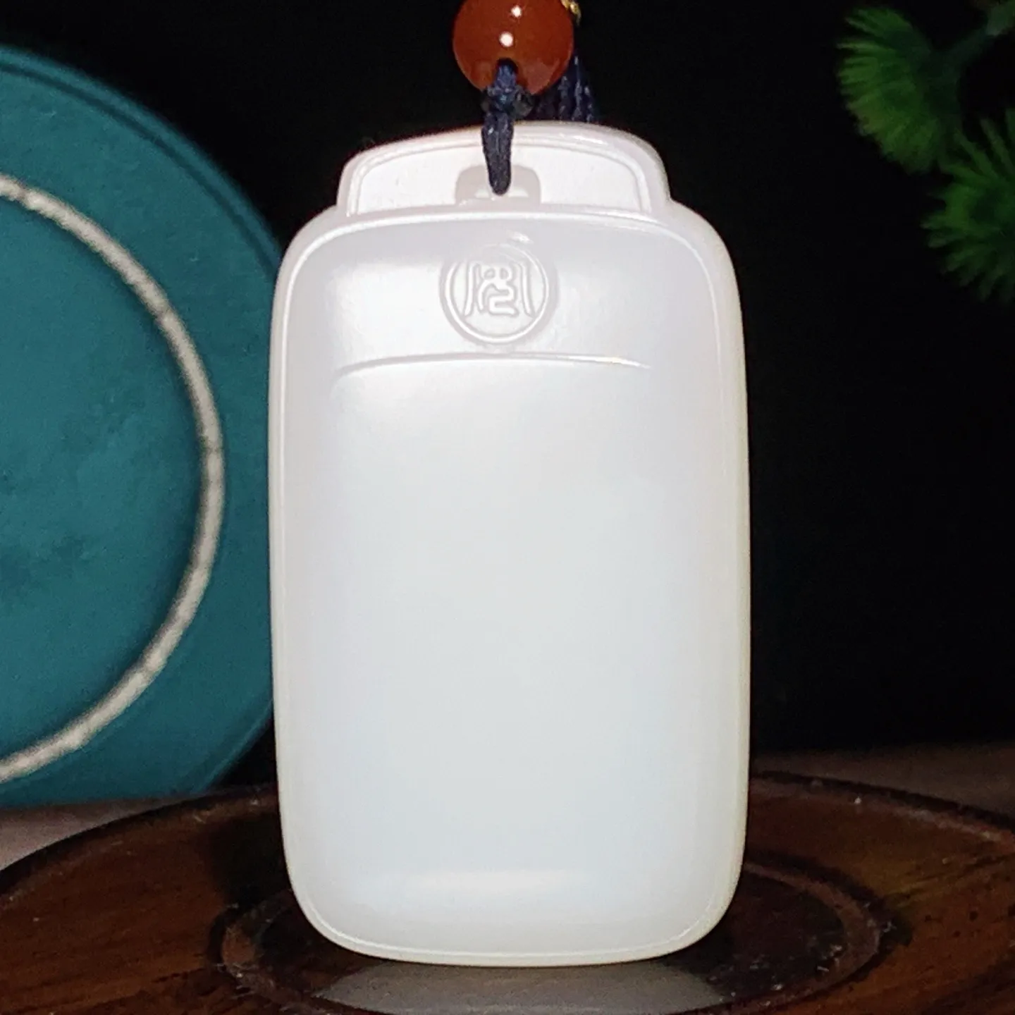 新疆和田玉羊脂白平安无事牌挂件。尺寸58/33/13重60.6克 无裂无杂 玉质细腻油润 底色纯净 脂粉好，品质好。lt251231