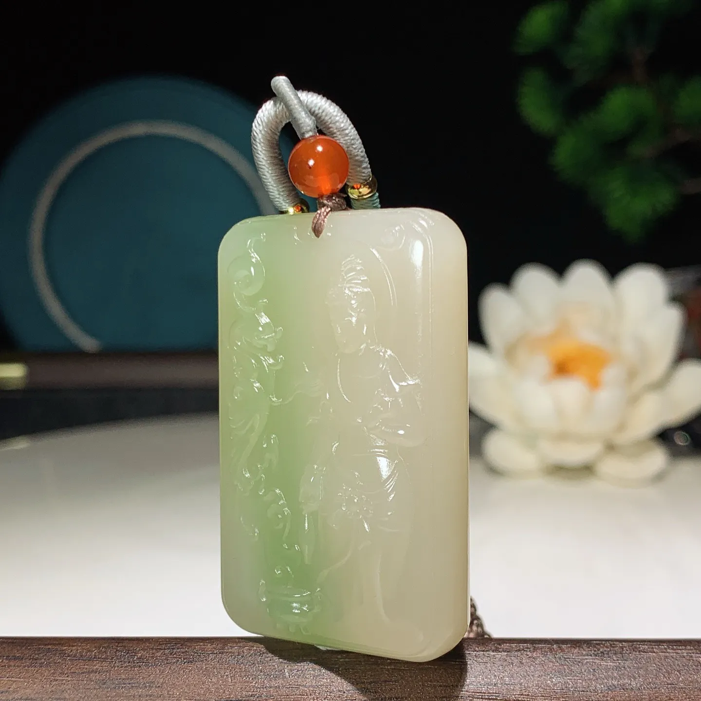 和田玉青海翠翠青站观音牌子挂件。尺寸45/29/11重35克 无裂无杂 玉质细腻油润 底色纯净 脂粉好，品质好。lt251231