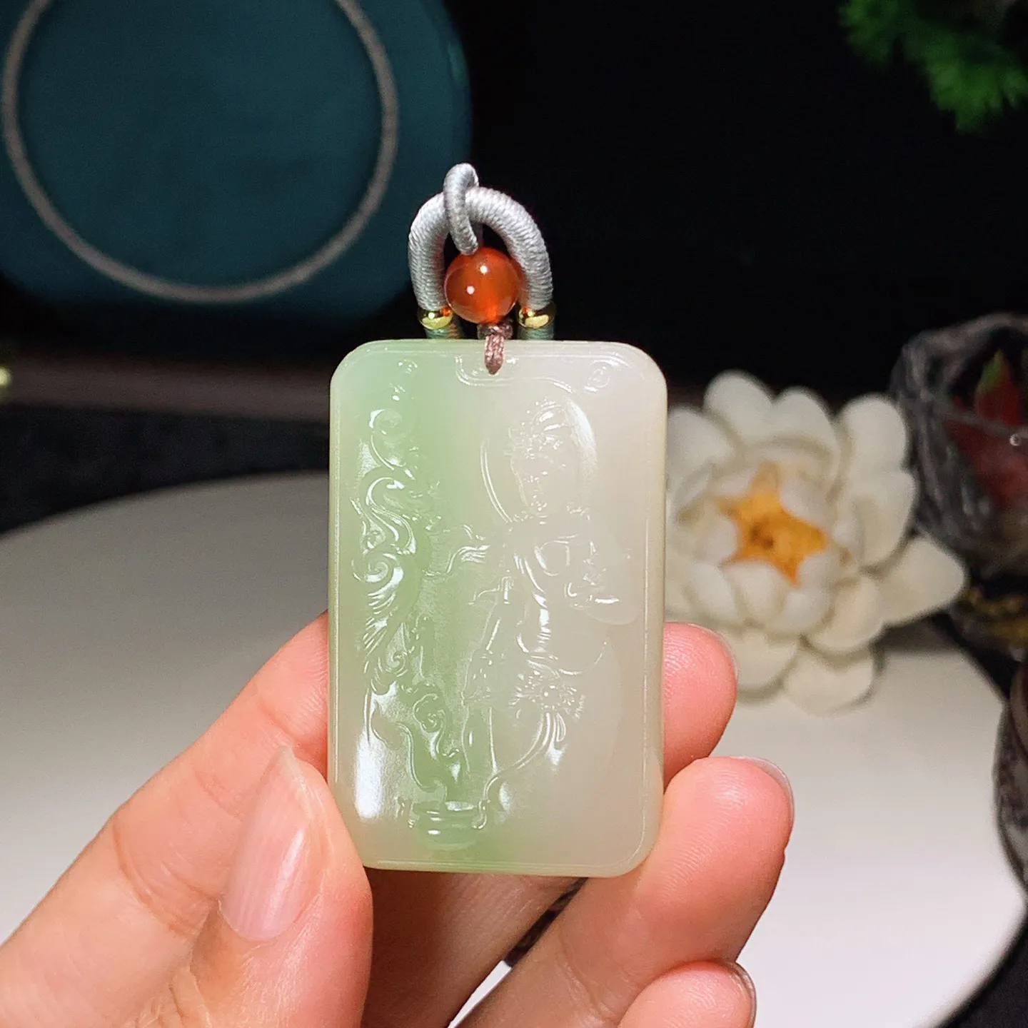 和田玉青海翠翠青站观音牌子挂件。尺寸45/29/11重35克 无裂无杂 玉质细腻油润 底色纯净 脂粉好，品质好。lt251231