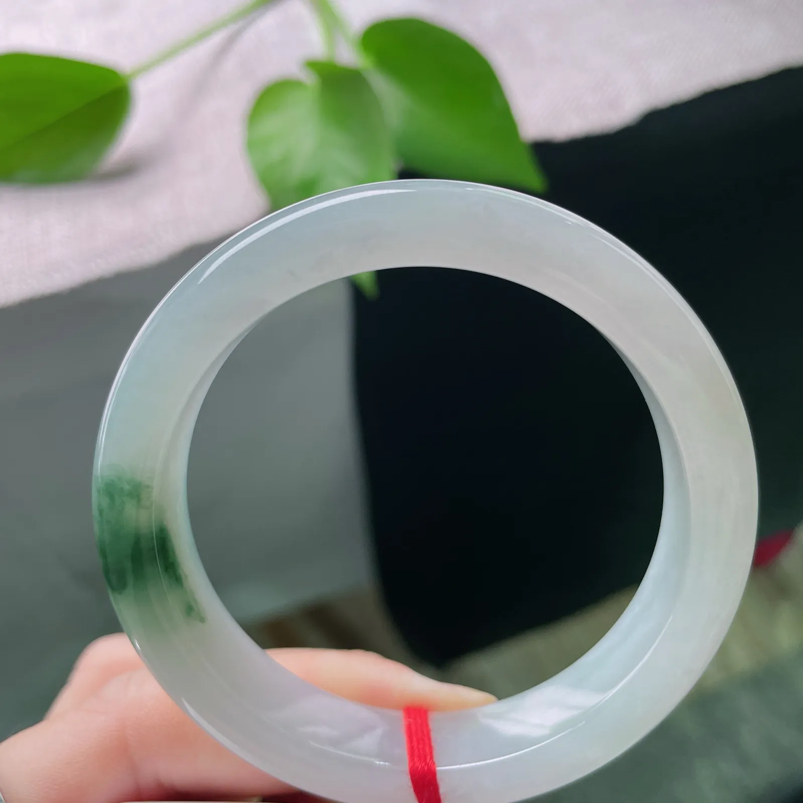 飘花正圈，半是清透半是雅。冰底是时光淬炼的纯净，飘花是自然勾勒的惊喜。完美