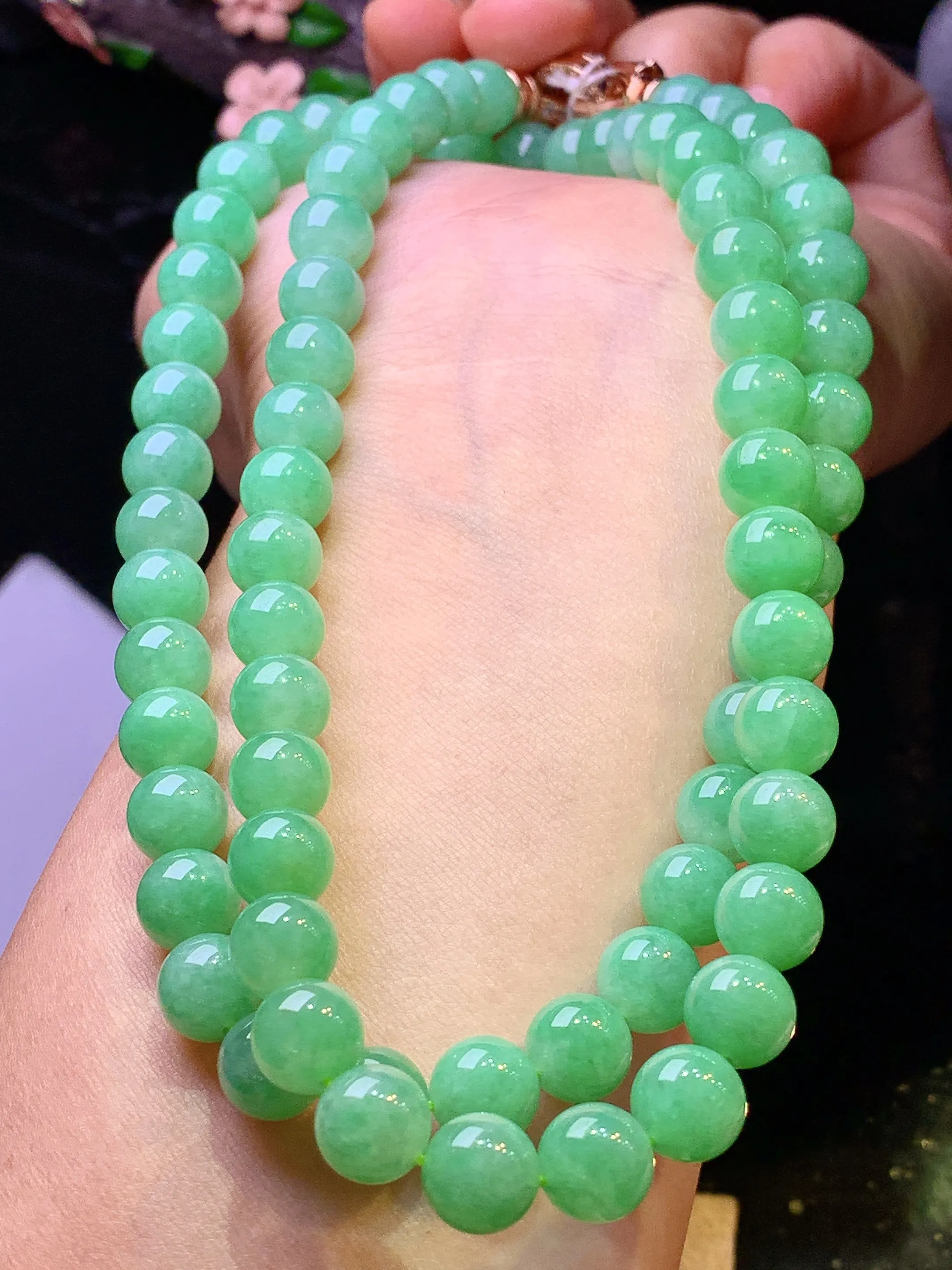 翠绿圆珠项链 玉质细腻 色泽清新艳丽 整体尺寸7.8