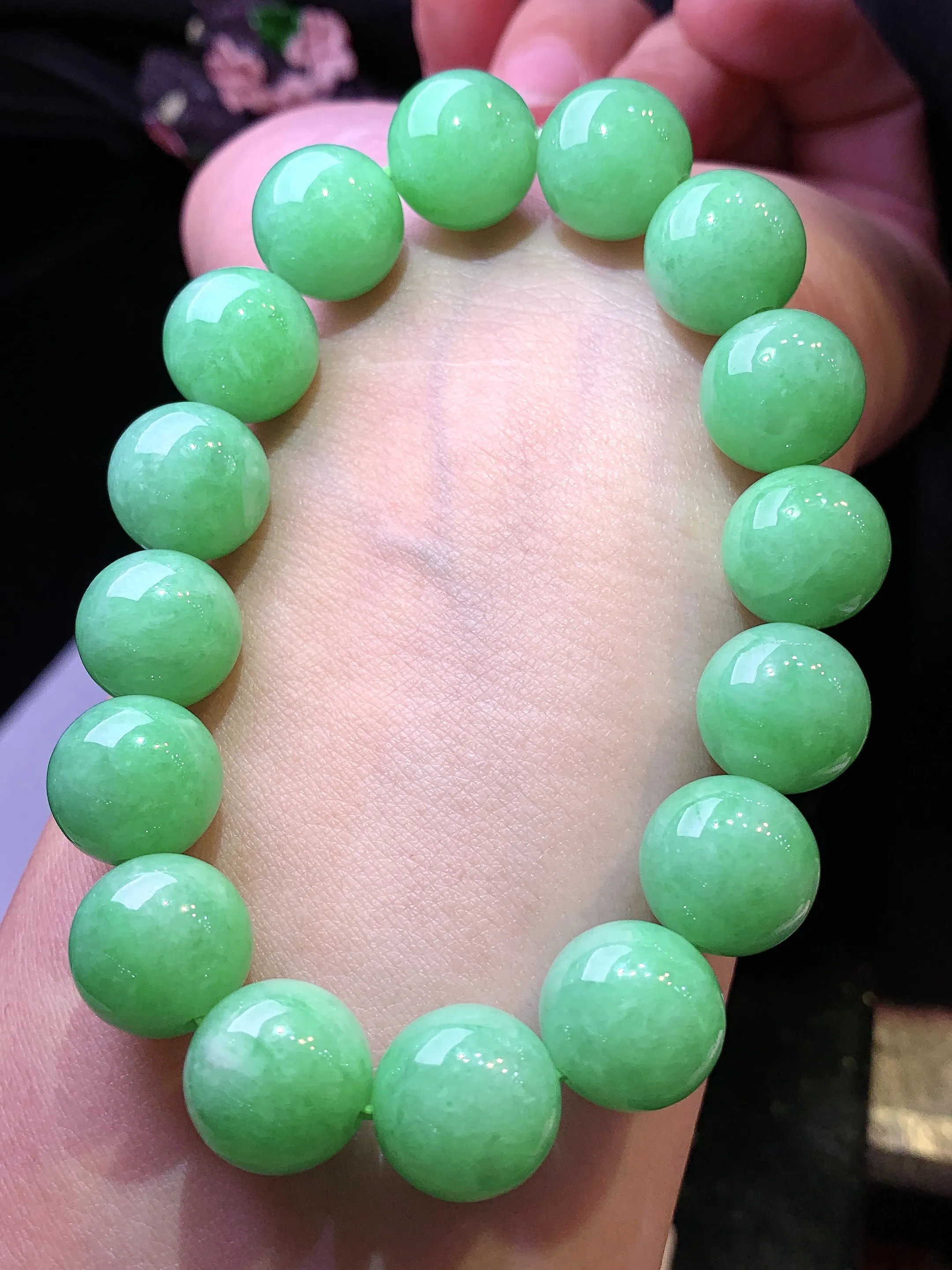 翠绿圆珠手链 玉质细腻 色泽清新艳丽 整体尺寸12.5