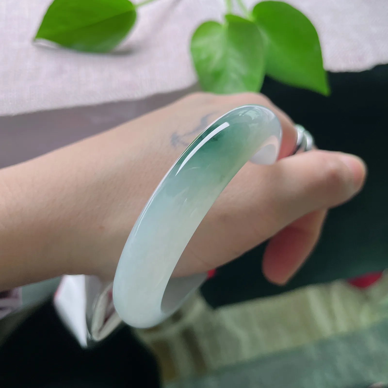 飘花正圈，半是清透半是雅。冰底是时光淬炼的纯净，飘花是自然勾勒的惊喜。完美