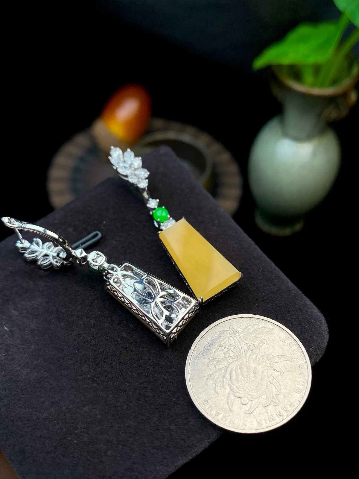 【冰种黄翡无事牌耳坠】质地细润，起刚起荧光，18K金钻镶嵌，裸石尺寸18*10*2.7毫米