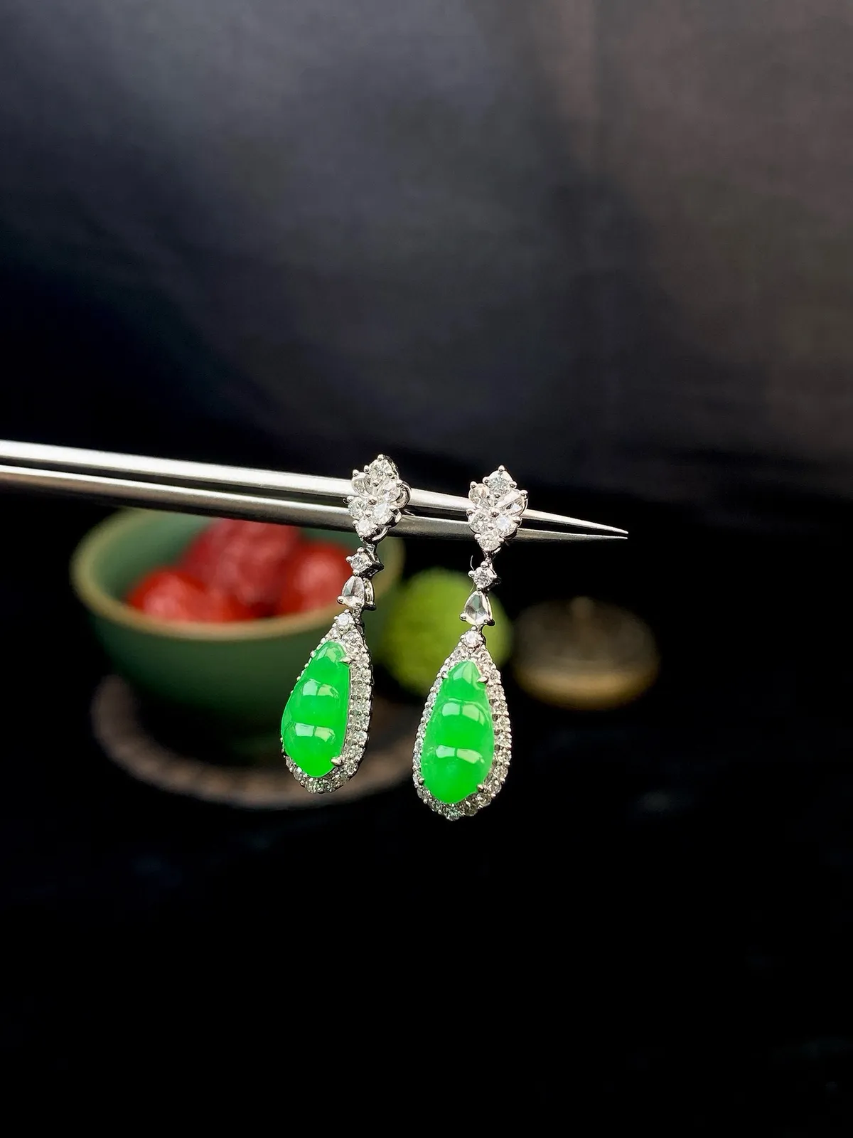 【冰种满绿福豆耳坠】种水上乘，阳绿色泽，纯净通透，收藏品质，18k金钻豪华镶嵌，裸石尺寸10.1*5.1*3.2毫米
