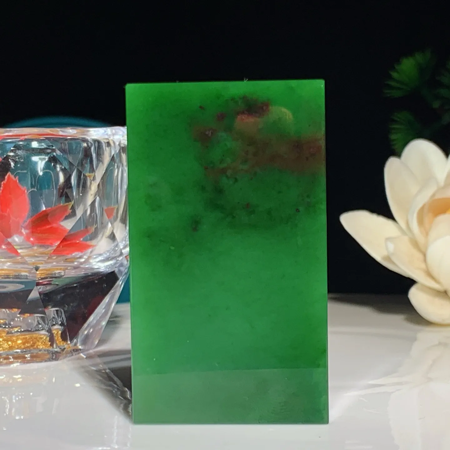 和田玉七号矿红皮料阳绿俄罗斯碧玉平安无事牌挂件。尺寸56/32/11.5重60克 无裂无杂 玉质细腻油润 底色纯净 脂粉好，品质好。lt251231