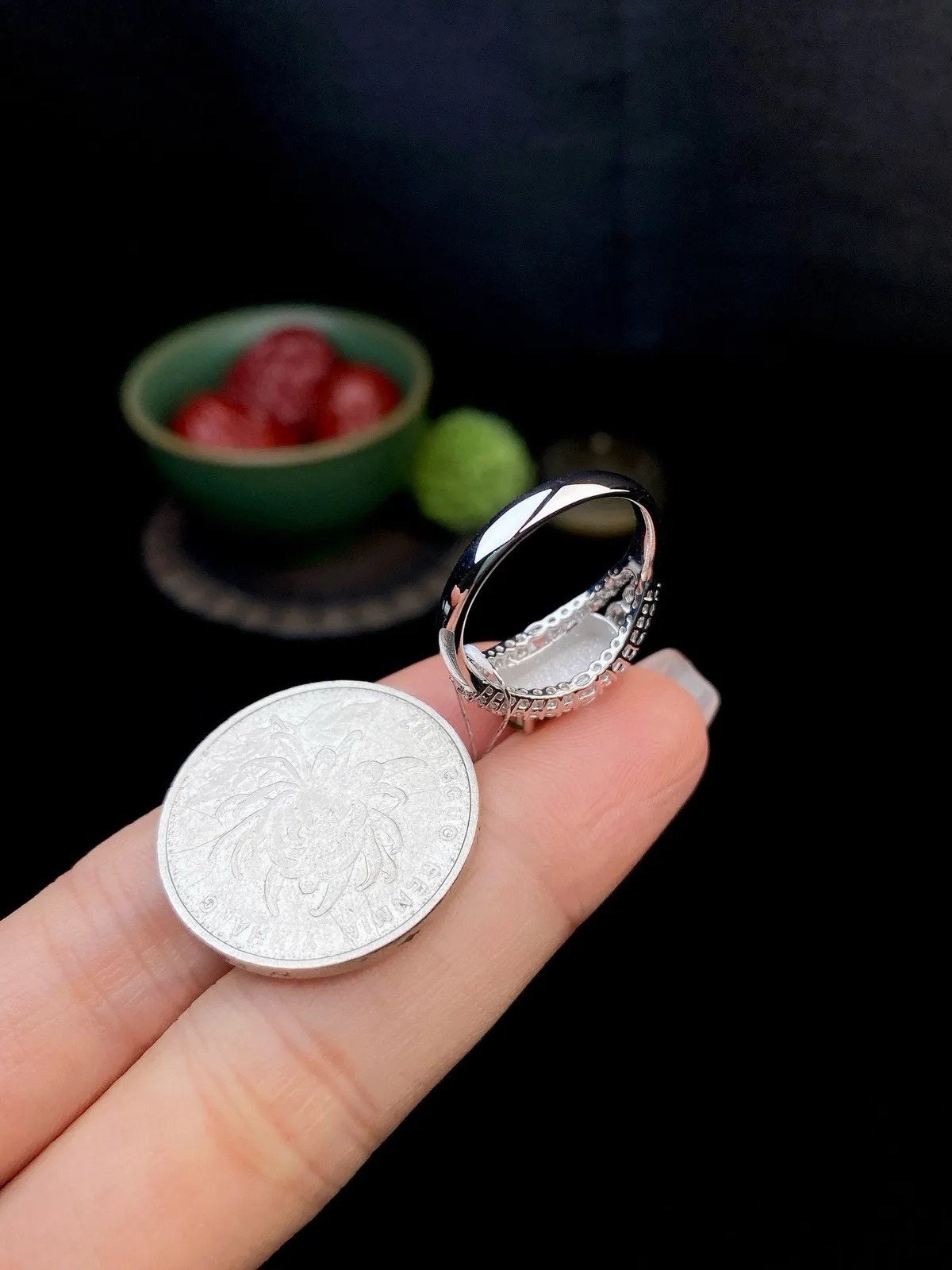 【冰种满绿马鞍戒指】种水色俱全，冰透闪亮，通透感饱满度很好，18k金钻镶嵌，裸石尺寸5*11.8*2.6毫米，圈口可改