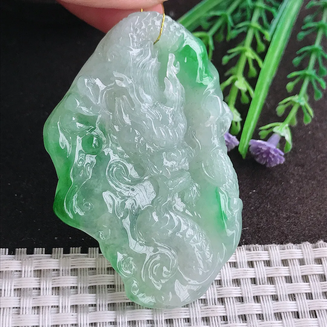 实拍A货翡翠66/42/10.8老坑冰胶水灵飘阳绿龙牌吊坠翡翠挂件