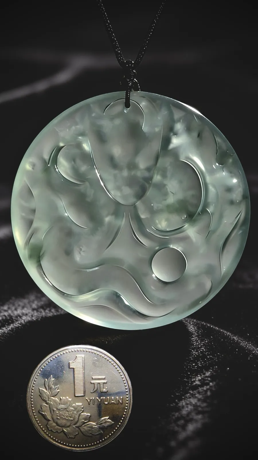 【神龙护主·盛世龙腾】，翡翠龙牌质地如冰。
清潭般，内似有云雾流转，浮雕神龙盘踞其中，气势磅礴，威武霸气，在光影的变幻下，龙身若隐若现。
作品52.5-52.5-6mm，32.58g，五位数