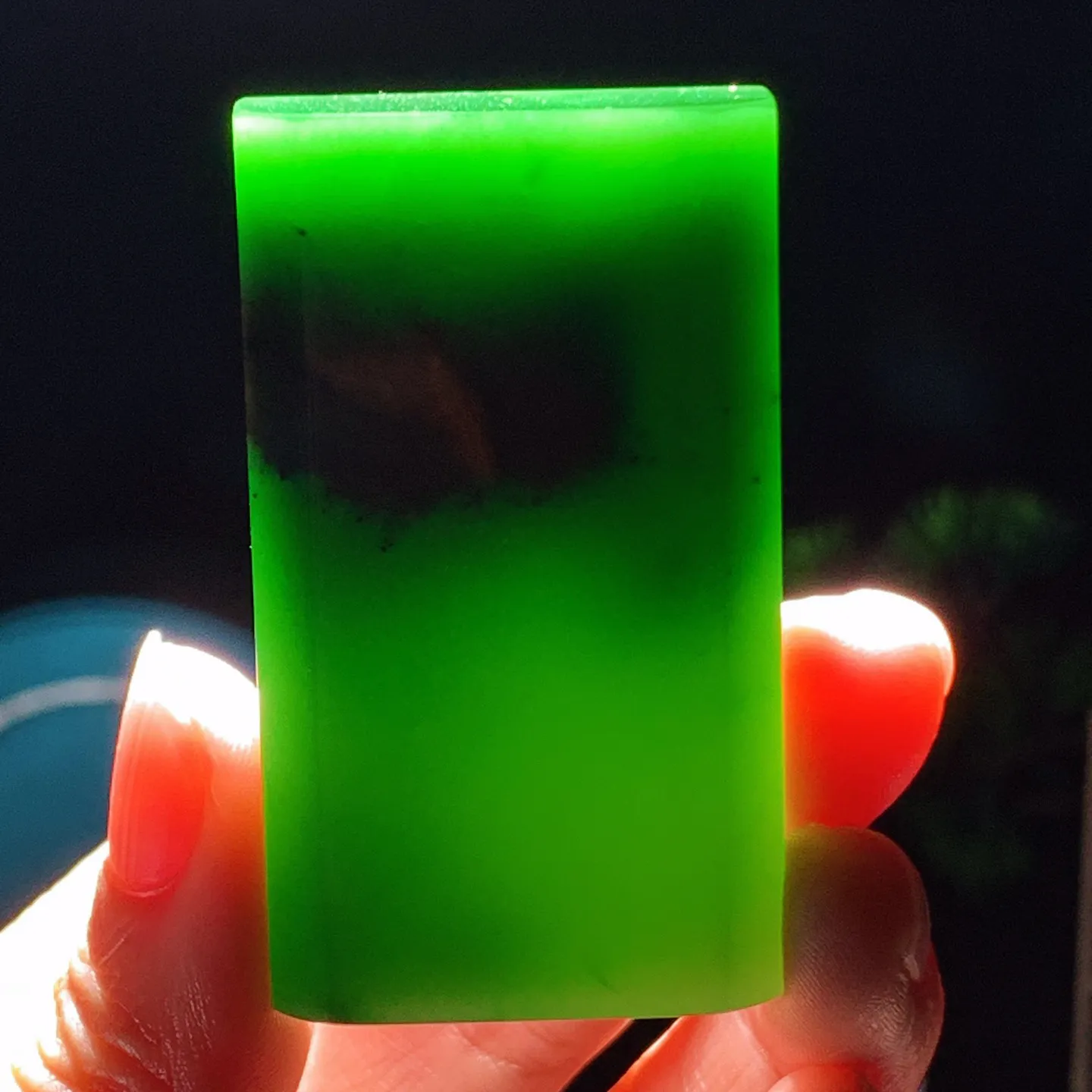 和田玉七号矿红皮料阳绿俄罗斯碧玉平安无事牌挂件。尺寸56/32/11.5重60克 无裂无杂 玉质细腻油润 底色纯净 脂粉好，品质好。lt251231