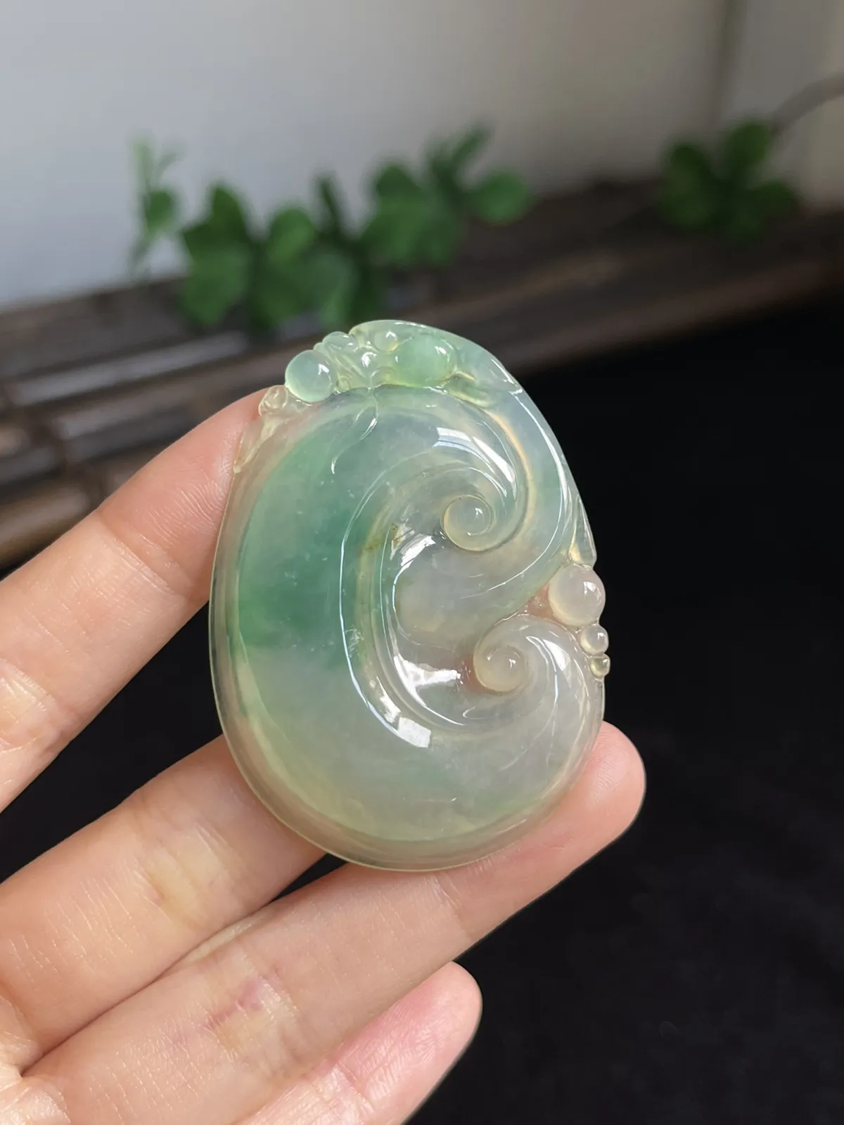 翡翠冰糯种飘绿如意