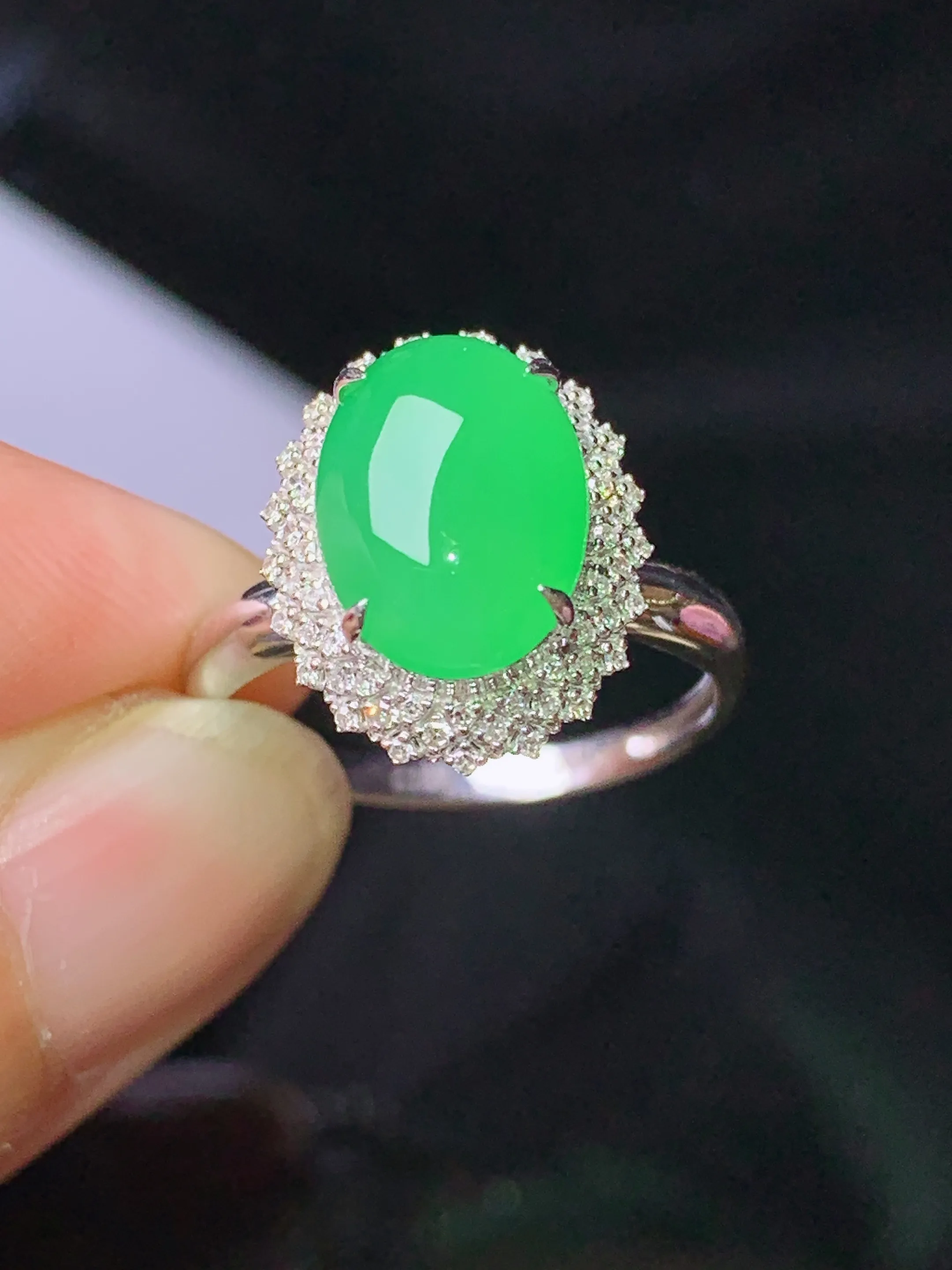 18k金钻镶嵌翠绿蛋面戒指 玉质细腻 色泽清新艳丽 圈口13.5 整体尺寸14.6*12*9.6