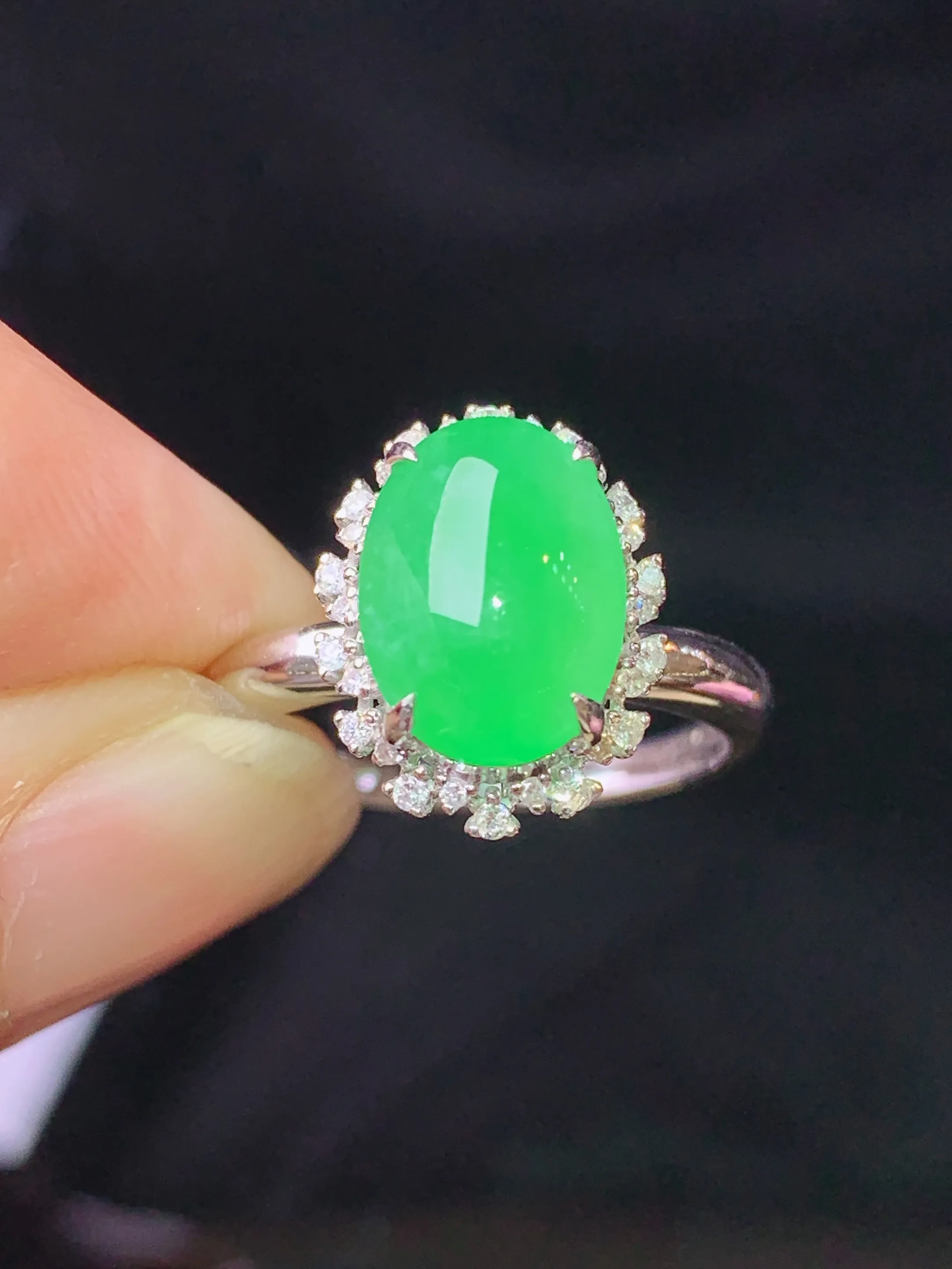 18k金钻镶嵌翠绿蛋面戒指 玉质细腻 色泽清新艳丽 圈口13.5 整体尺寸13.3*10.5*9.3