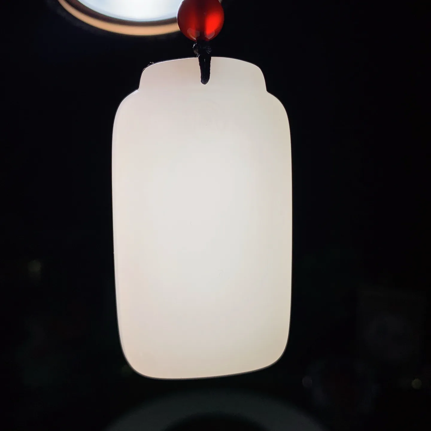 新疆和田玉羊脂白平安无事牌挂件。尺寸58/33/13重60.6克 无裂无杂 玉质细腻油润 底色纯净 脂粉好，品质好。lt251231