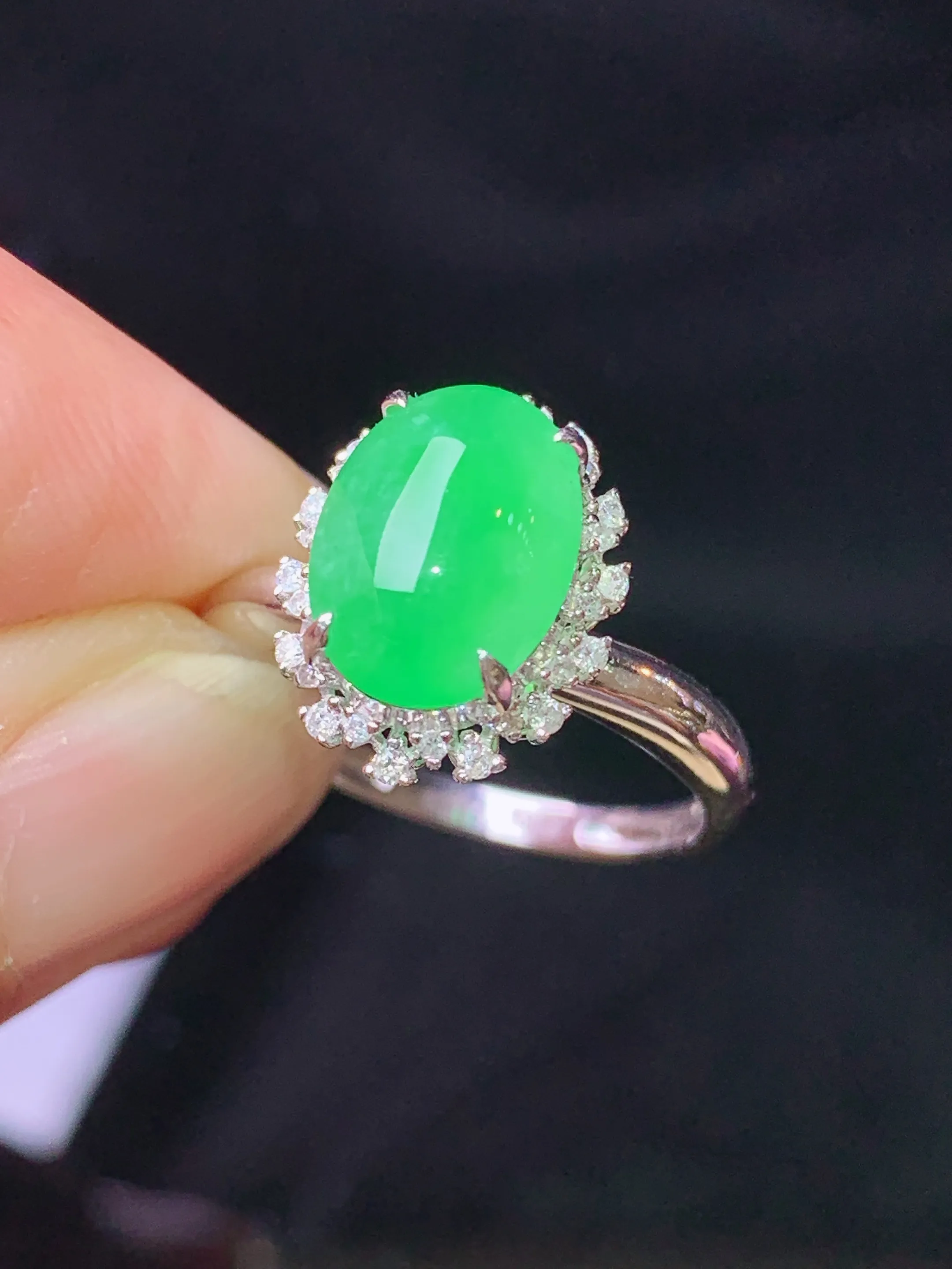 18k金钻镶嵌翠绿蛋面戒指 玉质细腻 色泽清新艳丽 圈口13.5 整体尺寸13.3*10.5*9.3