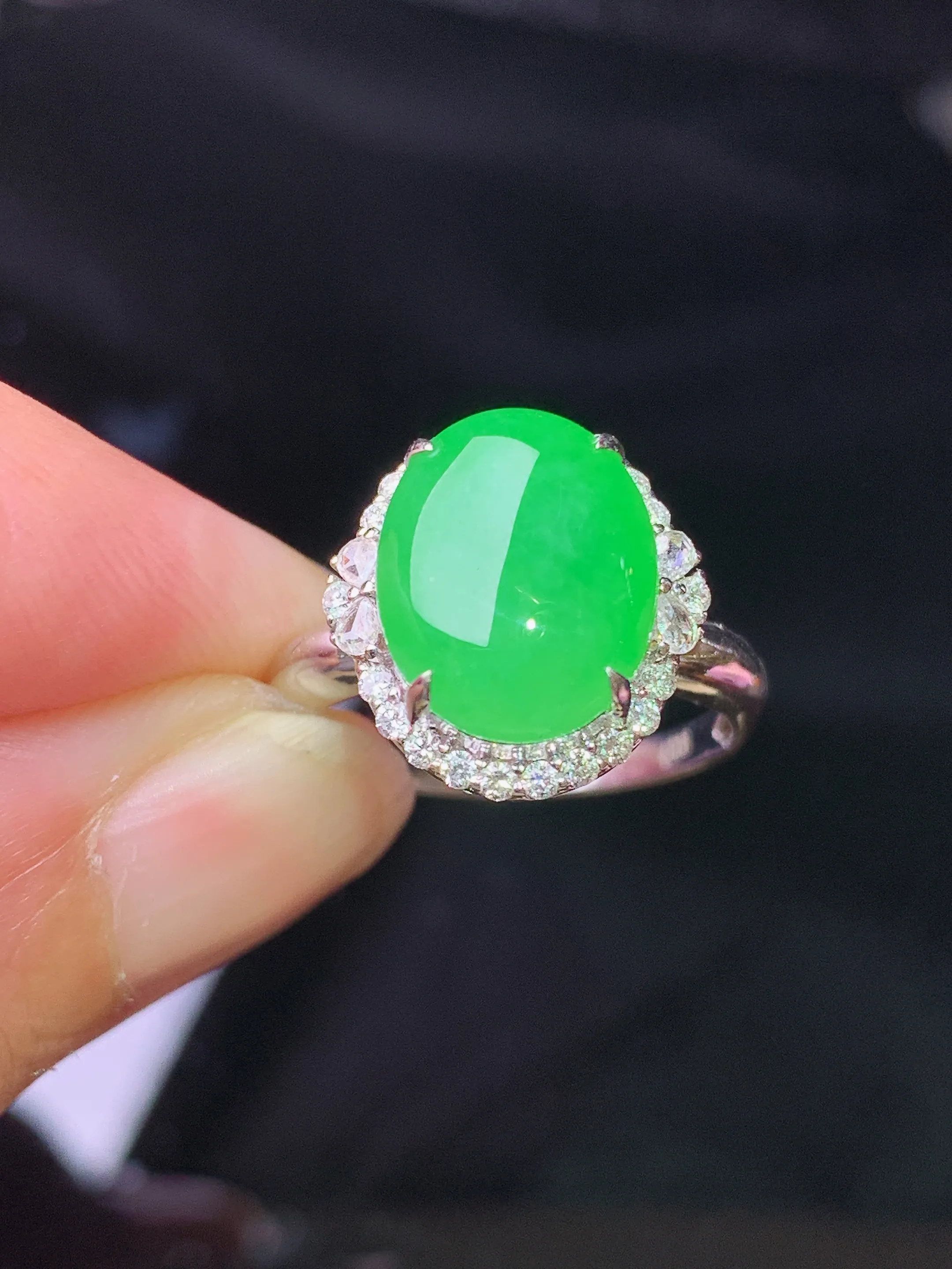 18k金钻镶嵌翠绿蛋面戒指  玉质细腻 色泽清新艳丽 圈口13.5 整体尺寸14.3*13.5*9.