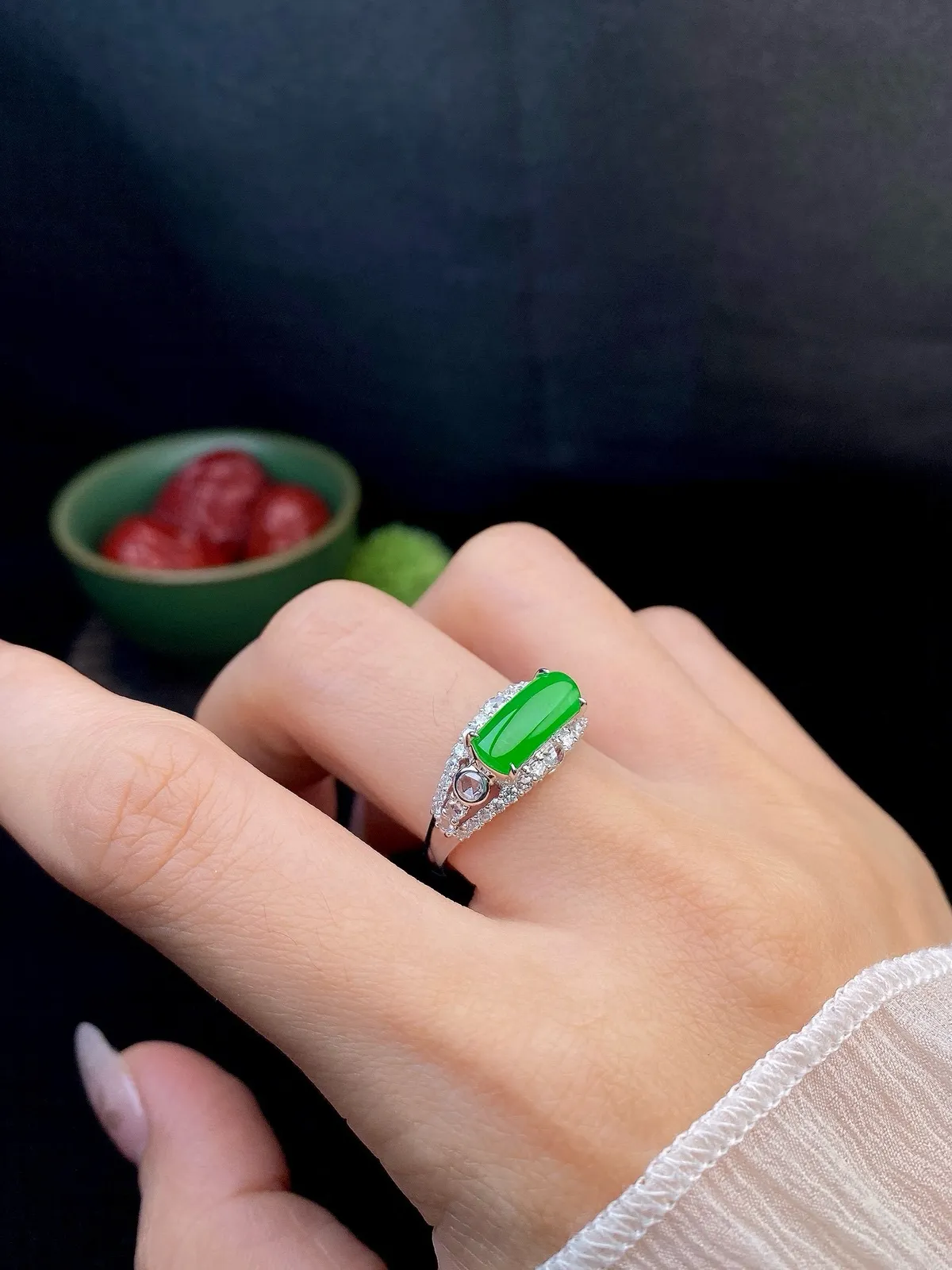 【冰种满绿马鞍戒指】种水色俱全，冰透闪亮，通透感饱满度很好，18k金钻镶嵌，裸石尺寸5*11.8*2.6毫米，圈口可改