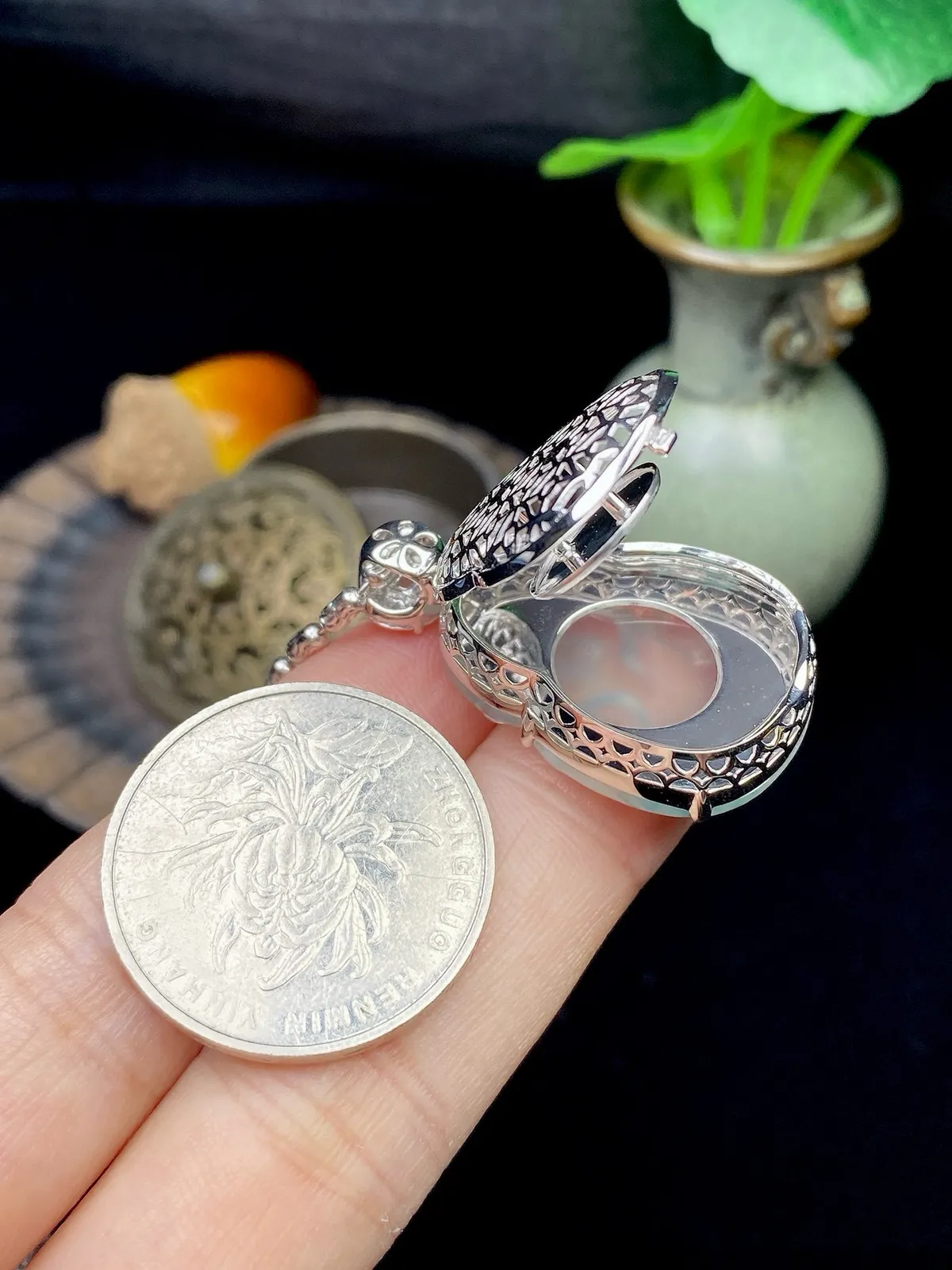 【冰种飘花财神】质地细腻，饱满圆润，笑口常开，18k金钻镶嵌，裸石尺寸26*19.3*6毫米