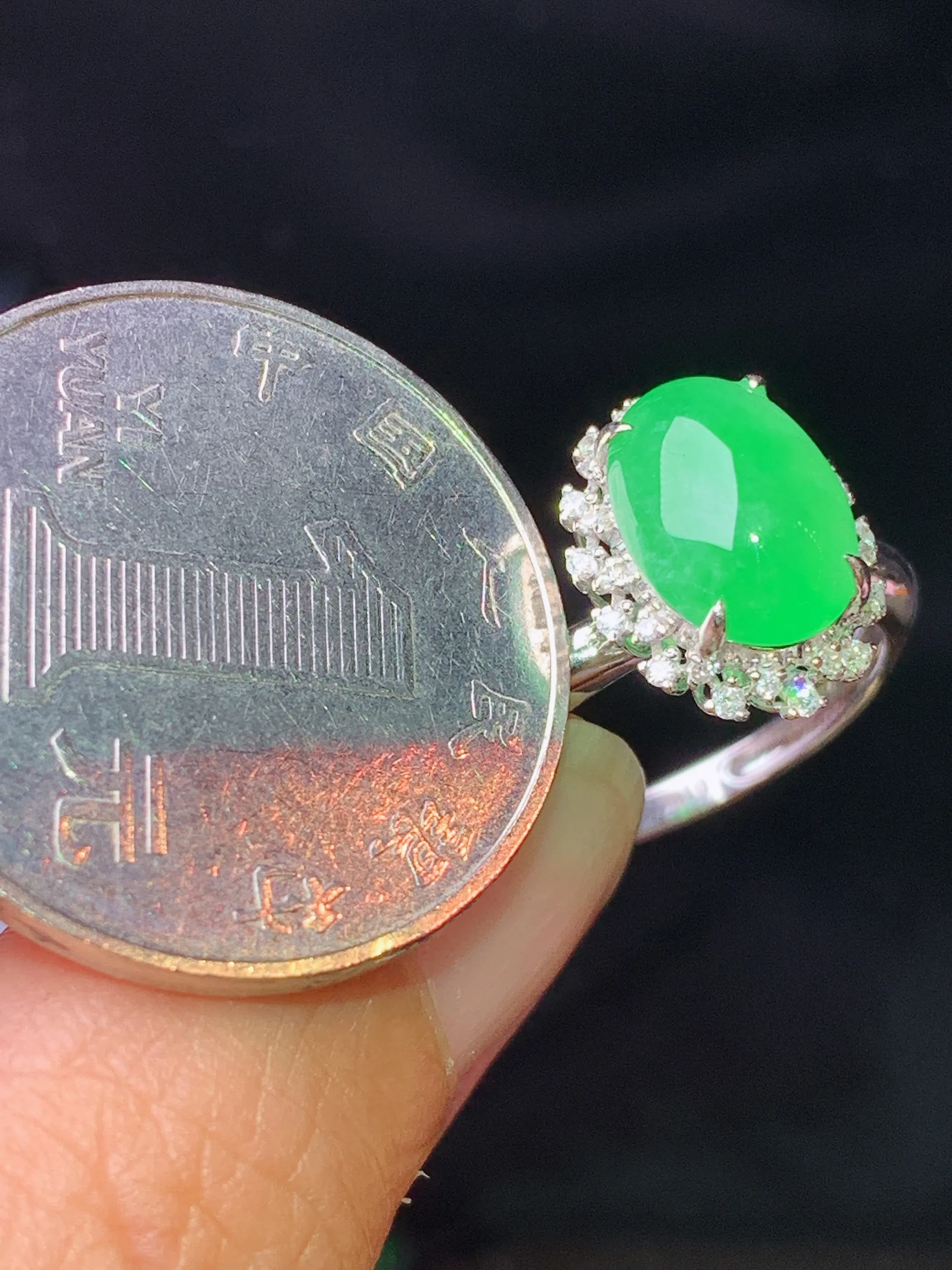 18k金钻镶嵌翠绿蛋面戒指 玉质细腻 色泽清新艳丽 圈口13.5 整体尺寸13.3*10.5*9.3