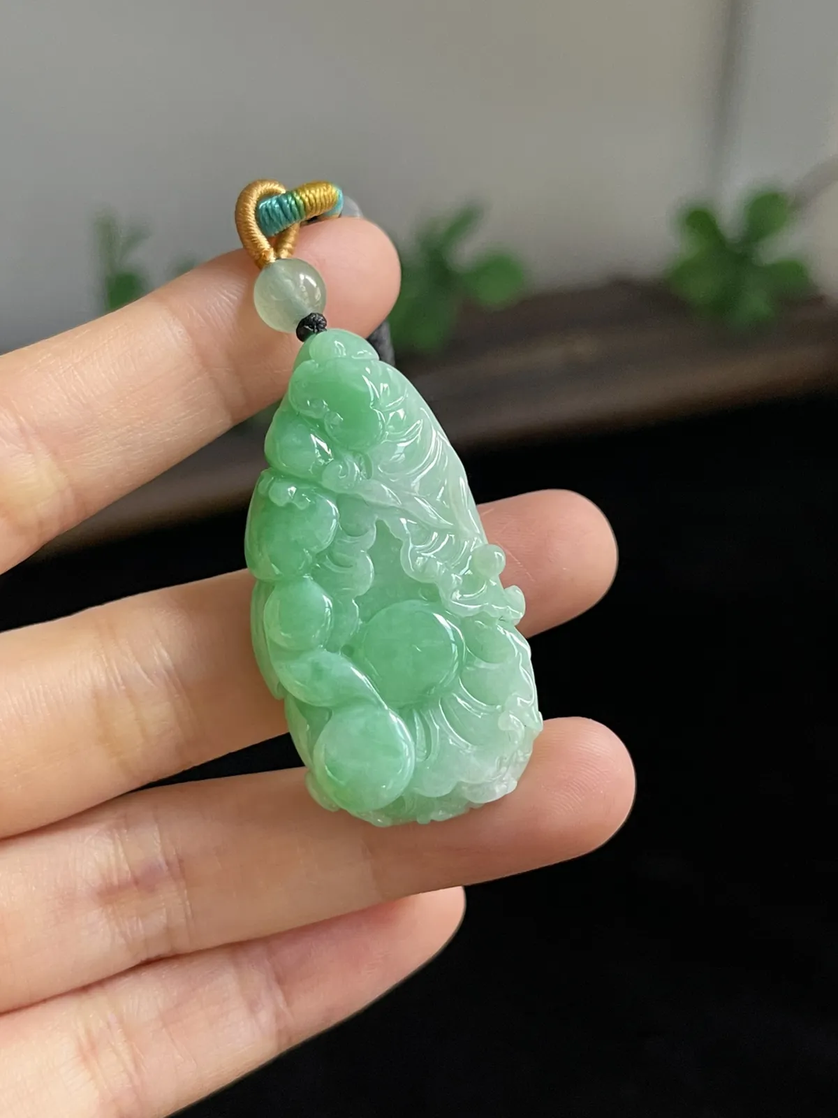 翡翠糯化种浅绿色玉白菜，配珠未测