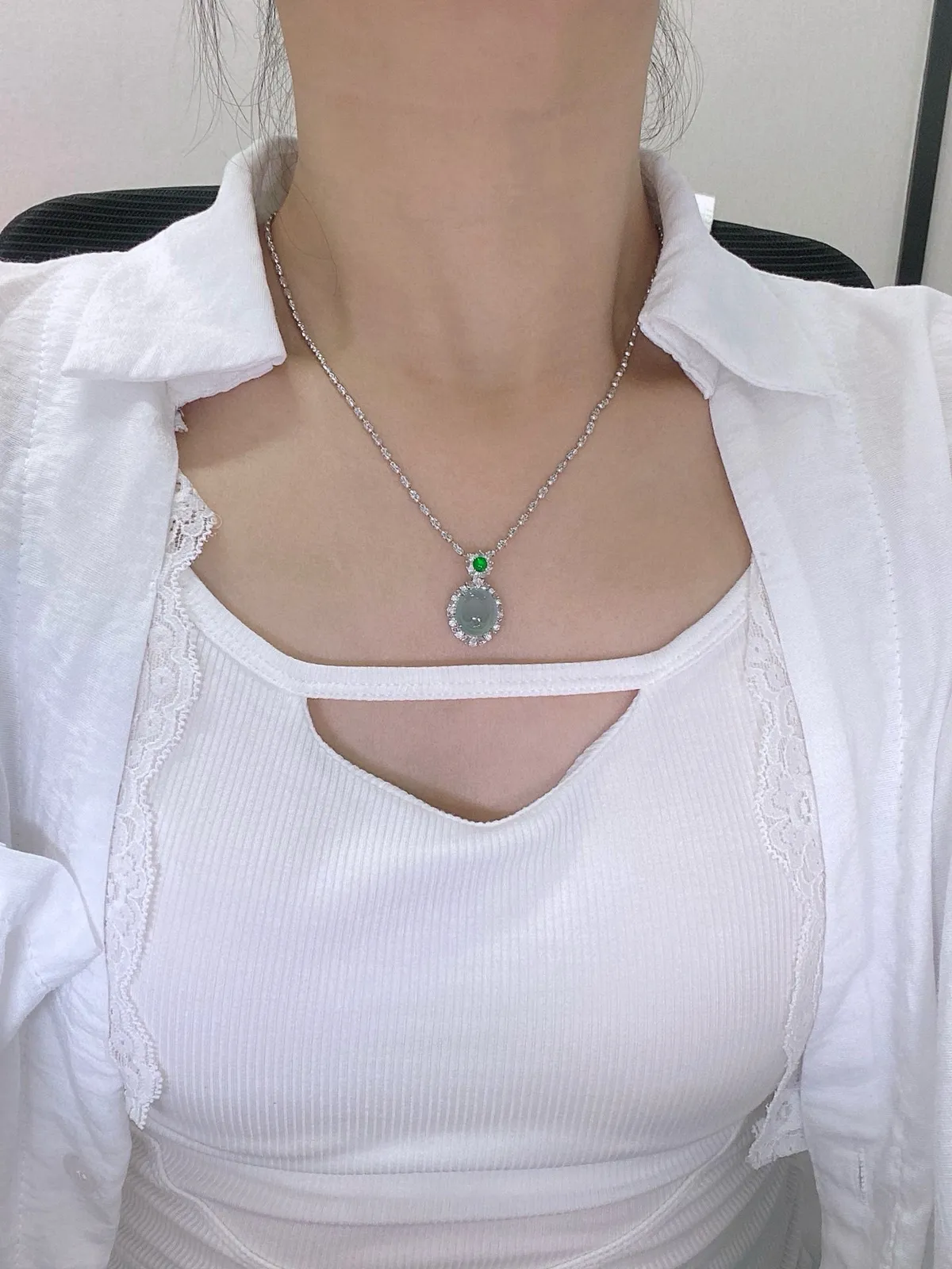 【冰种晴底蛋面吊坠】形状非常饱满，冰润通透，种老起光，胶感强烈。18K金钻镶嵌，裸石尺寸12.2*10.8*5毫米