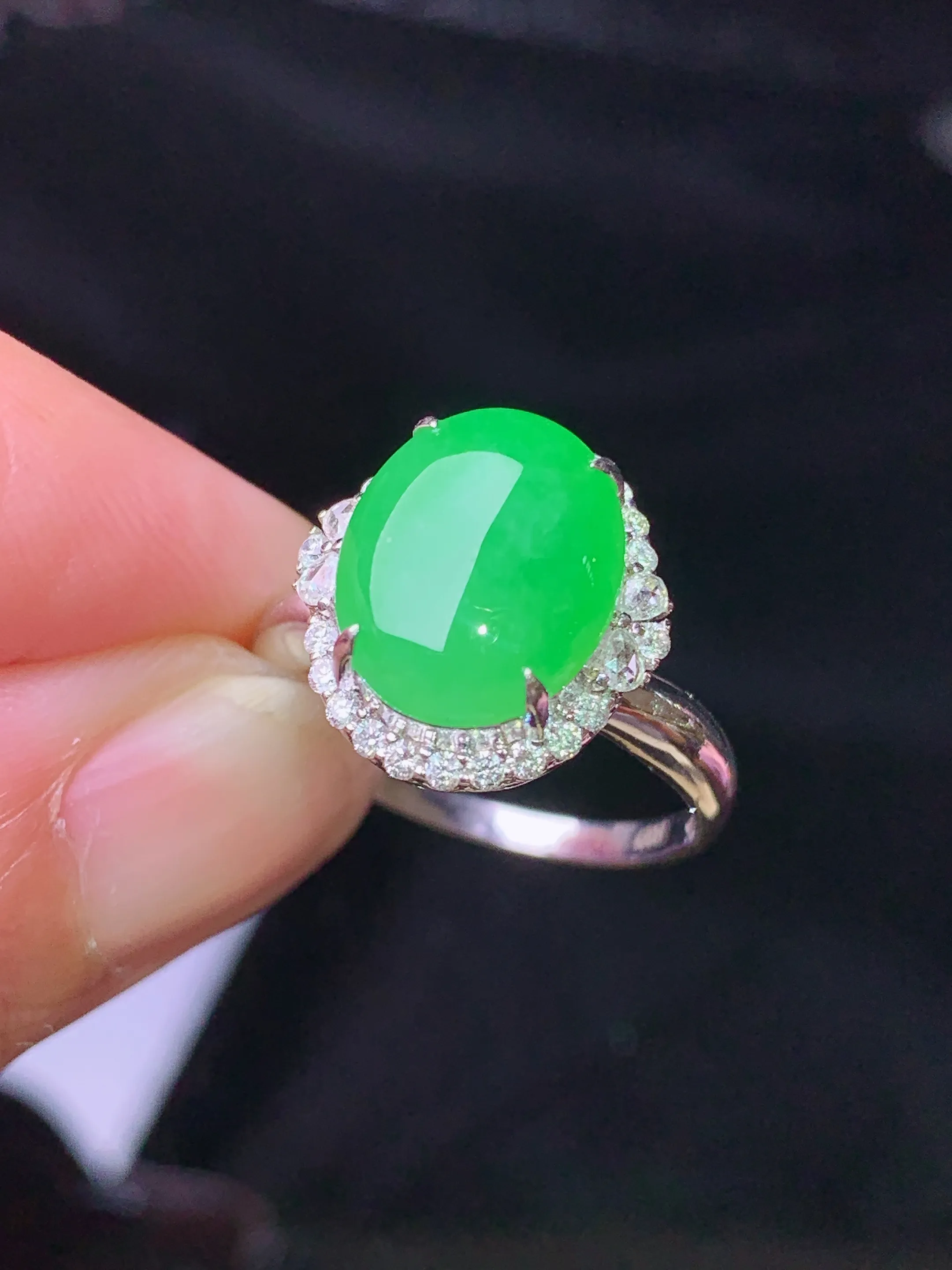 18k金钻镶嵌翠绿蛋面戒指  玉质细腻 色泽清新艳丽 圈口13.5 整体尺寸14.3*13.5*9.5