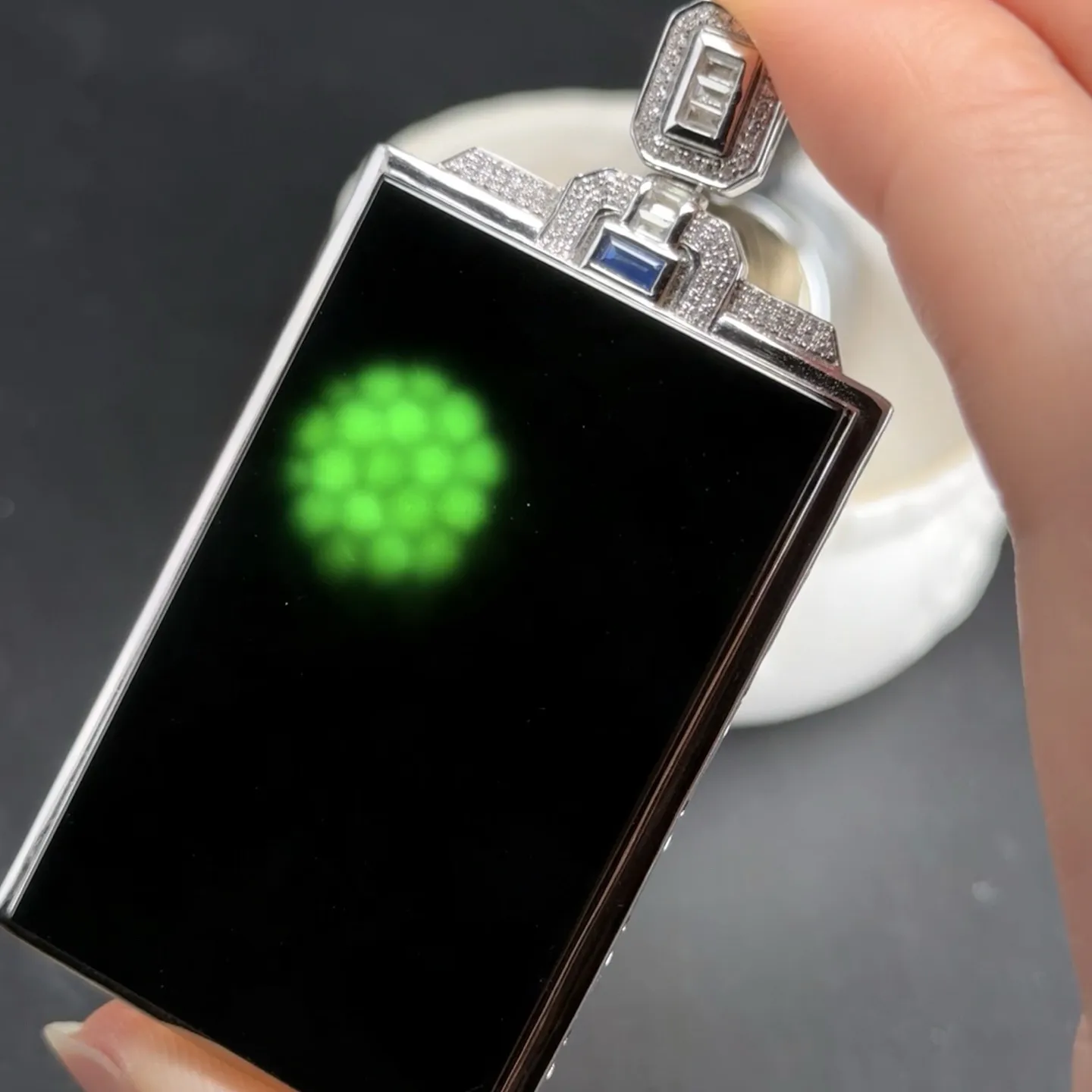 精品18k墨翠无事牌 种好色正 黑度极好 打灯通透 油性十足 尺寸72.4