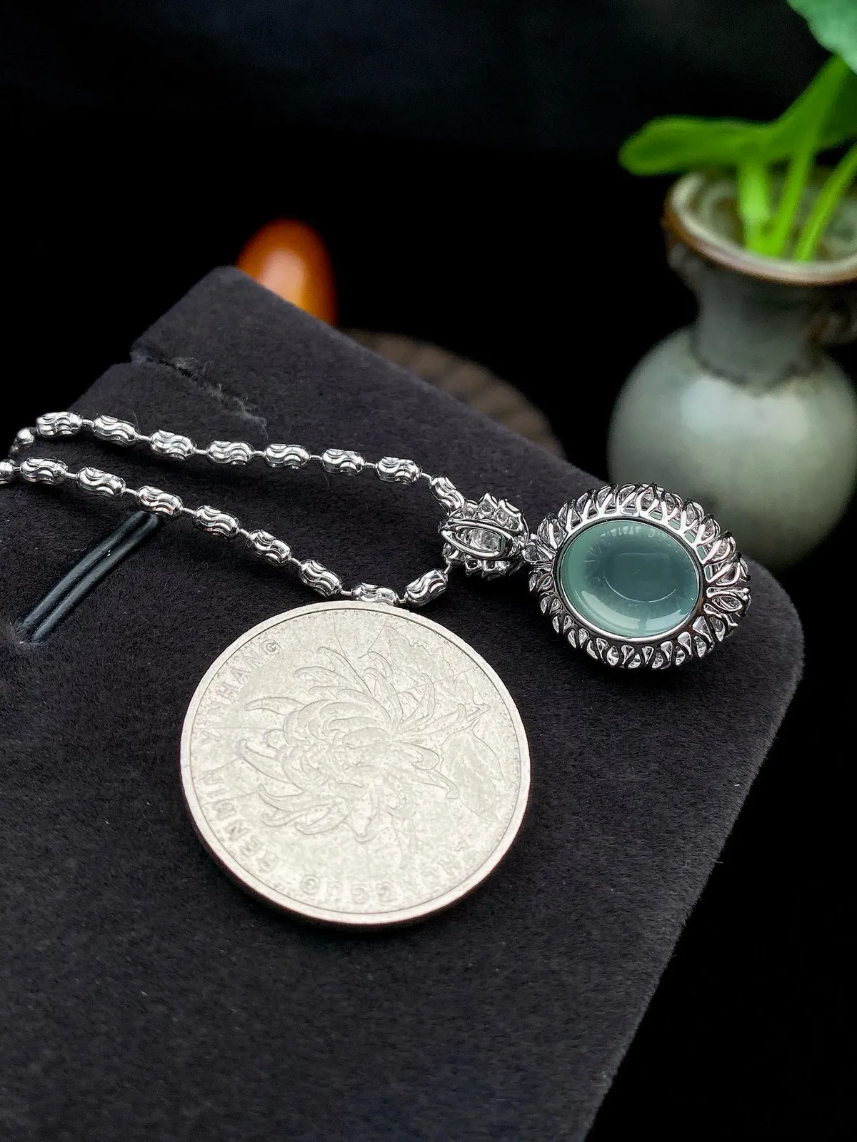 【冰种晴底蛋面吊坠】形状非常饱满，冰润通透，种老起光，胶感强烈。18K金钻镶嵌，裸石尺寸12.2*10.8*5毫米