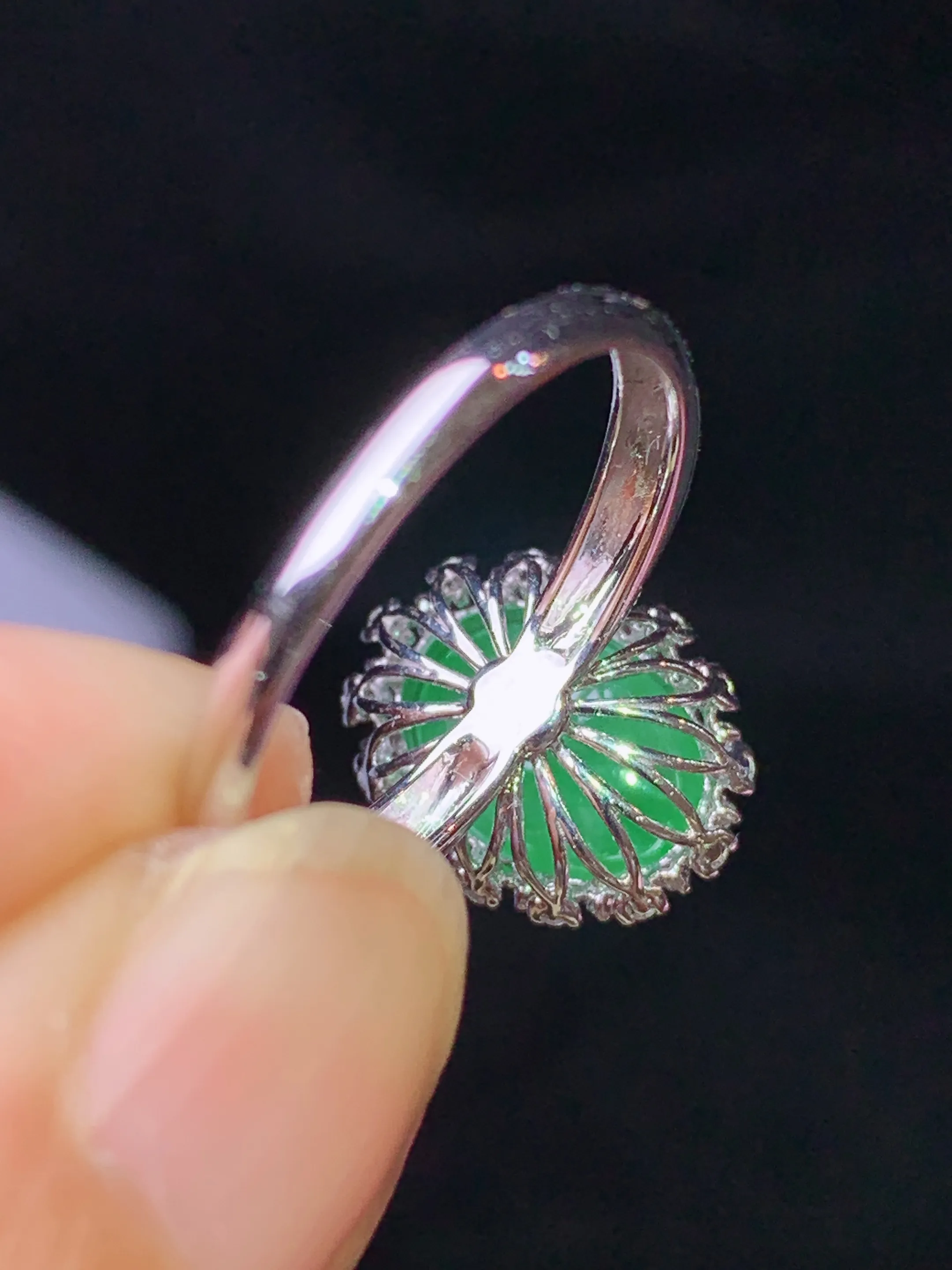 18k金钻镶嵌翠绿蛋面戒指 玉质细腻 色泽清新艳丽 圈口13.5 整体尺寸13.3*10.5*9.3