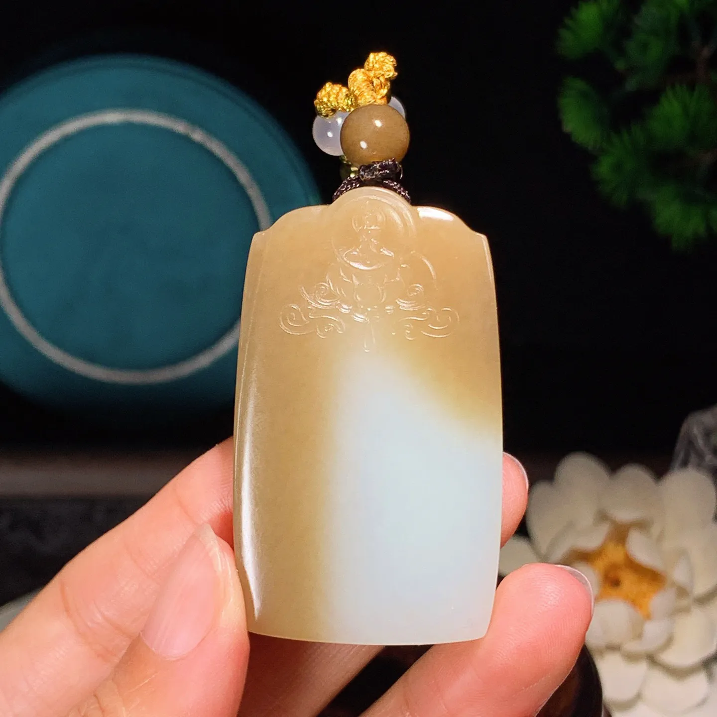 新疆和田玉且末糖平安无事牌挂件。尺寸53/31/9重40.4克 无裂无杂 玉质细腻油润 底色纯净 脂粉好，品质好。lt251231