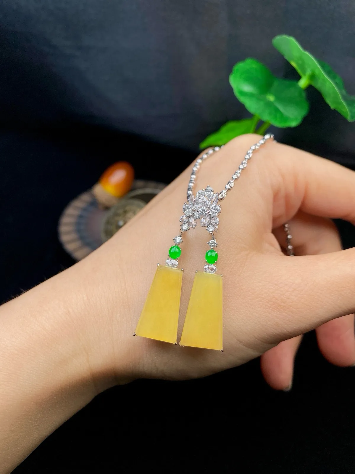 【冰种黄翡无事牌耳坠】质地细润，起刚起荧光，18K金钻镶嵌，裸石尺寸18*10*2.7毫米