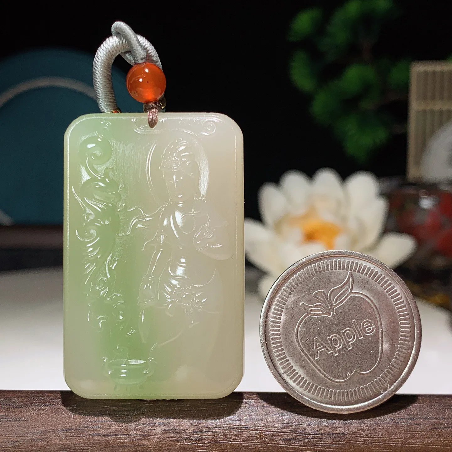 和田玉青海翠翠青站观音牌子挂件。尺寸45/29/11重35克 无裂无杂 玉质细腻油润 底色纯净 脂粉好，品质好。lt251231