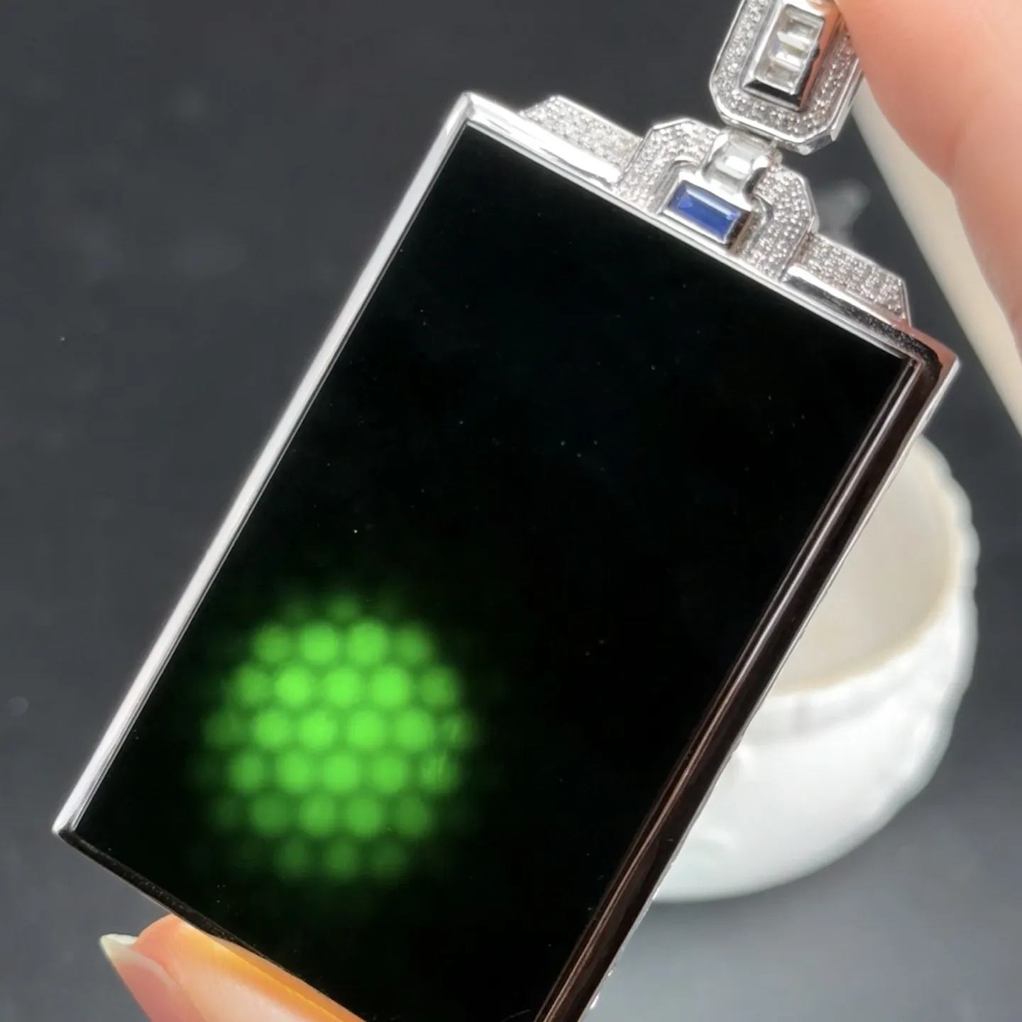 精品18k墨翠无事牌 种好色正 黑度极好 打灯通透 油性十足 尺寸72.4