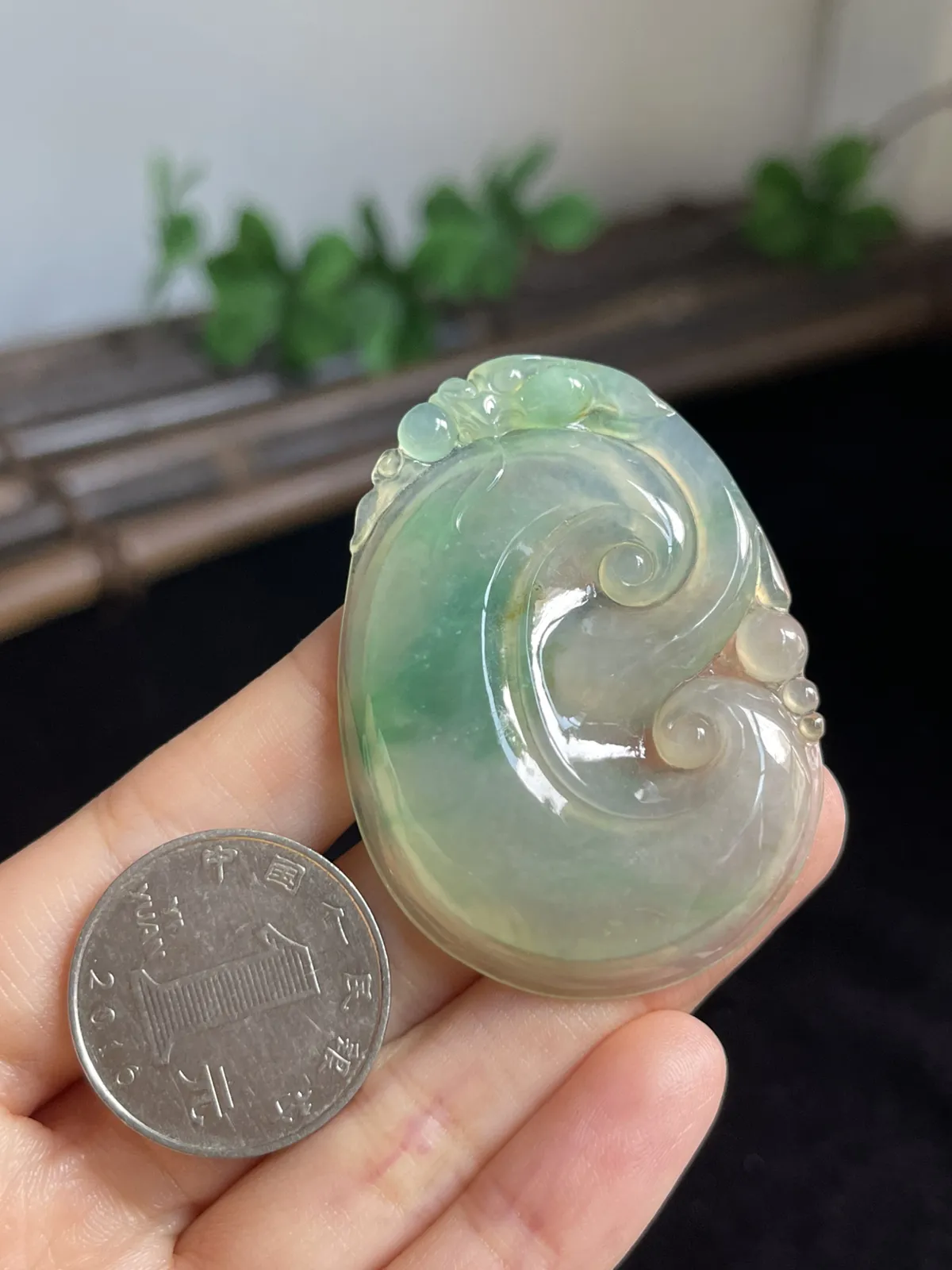 翡翠冰糯种飘绿如意