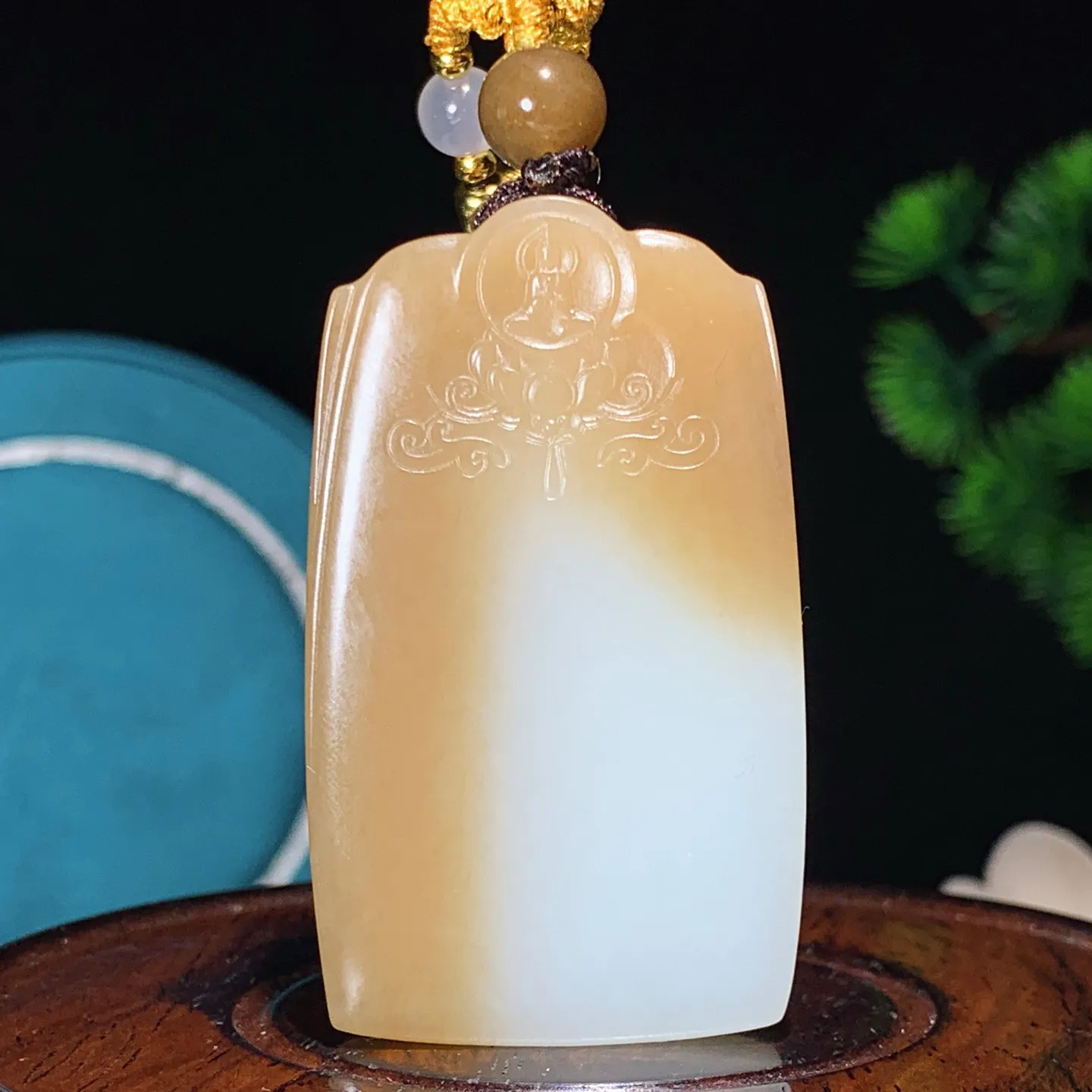 新疆和田玉且末糖平安无事牌挂件。尺寸53/31/9重40.4克 无裂无杂 玉质细腻油润 底色纯净 脂粉好，品质好。lt251231