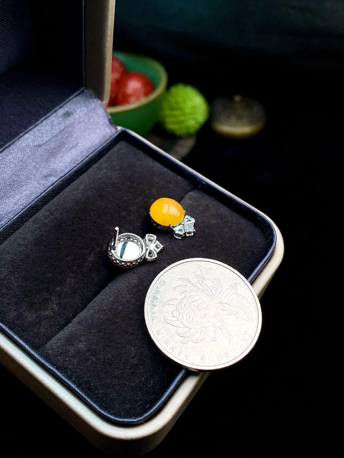 【冰种黄翡蛋面耳钉】质地细润，起刚起荧光，18K金钻镶嵌，裸石尺寸8.6*7.8*3.1毫米