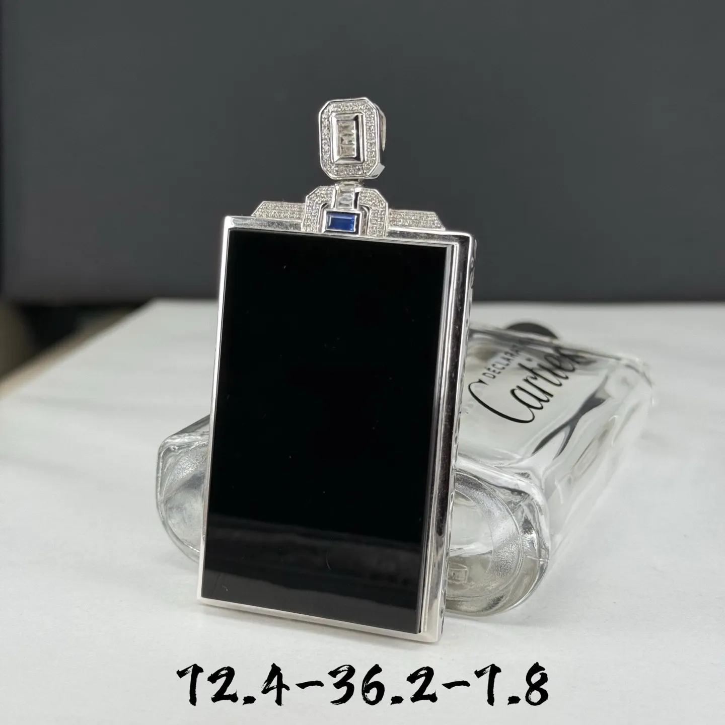 精品18k墨翠无事牌 种好色正 黑度极好 打灯通透 油性十足 尺寸72.4