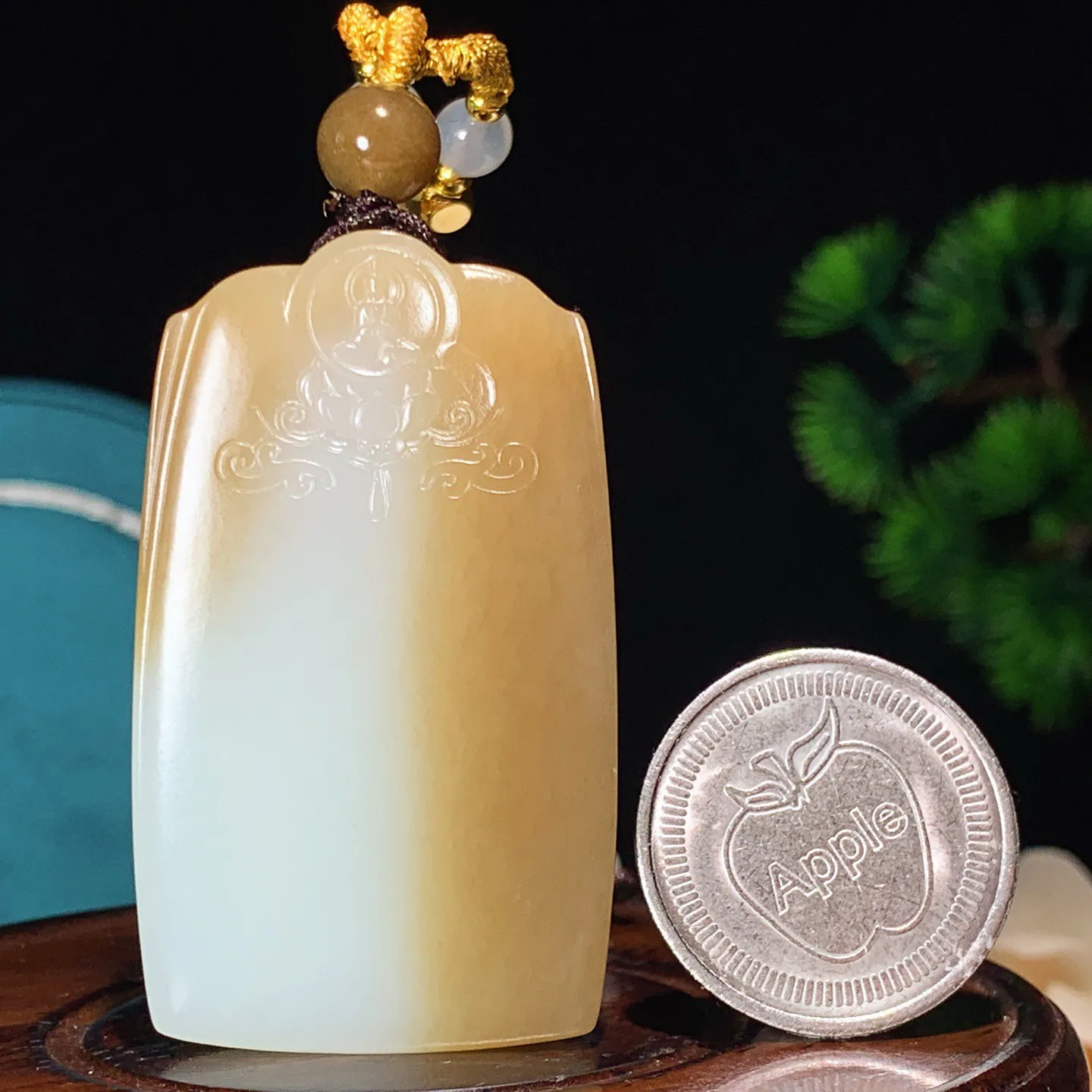 新疆和田玉且末糖平安无事牌挂件。尺寸53/31/9重40.4克 无裂无杂 玉质细腻油润 底色纯净 脂粉好，品质好。lt251231