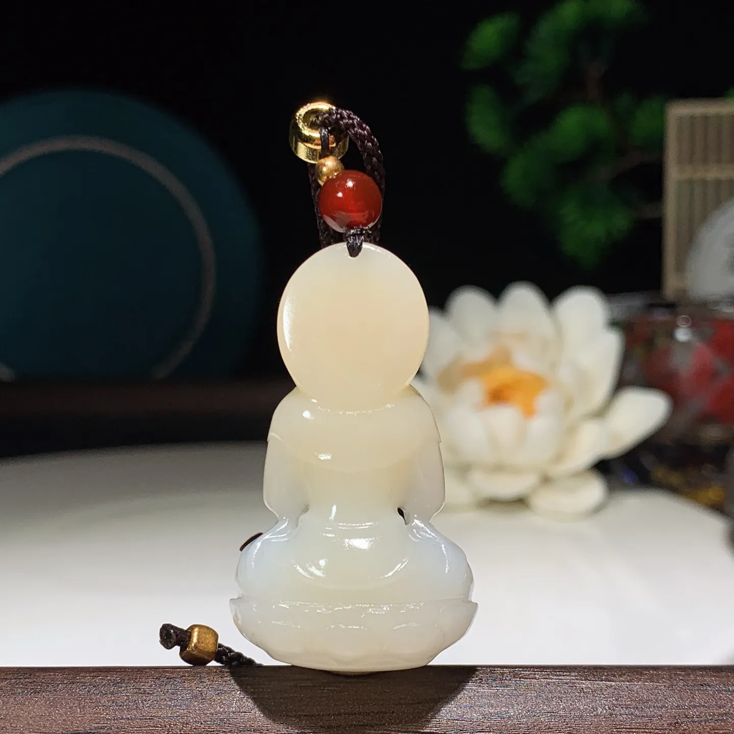 新疆和田玉且末糖立体坐莲观音挂件。尺寸40/24/15重20克 无裂无杂 玉质细腻油润 底色纯净 脂粉好，品质好。lt251231